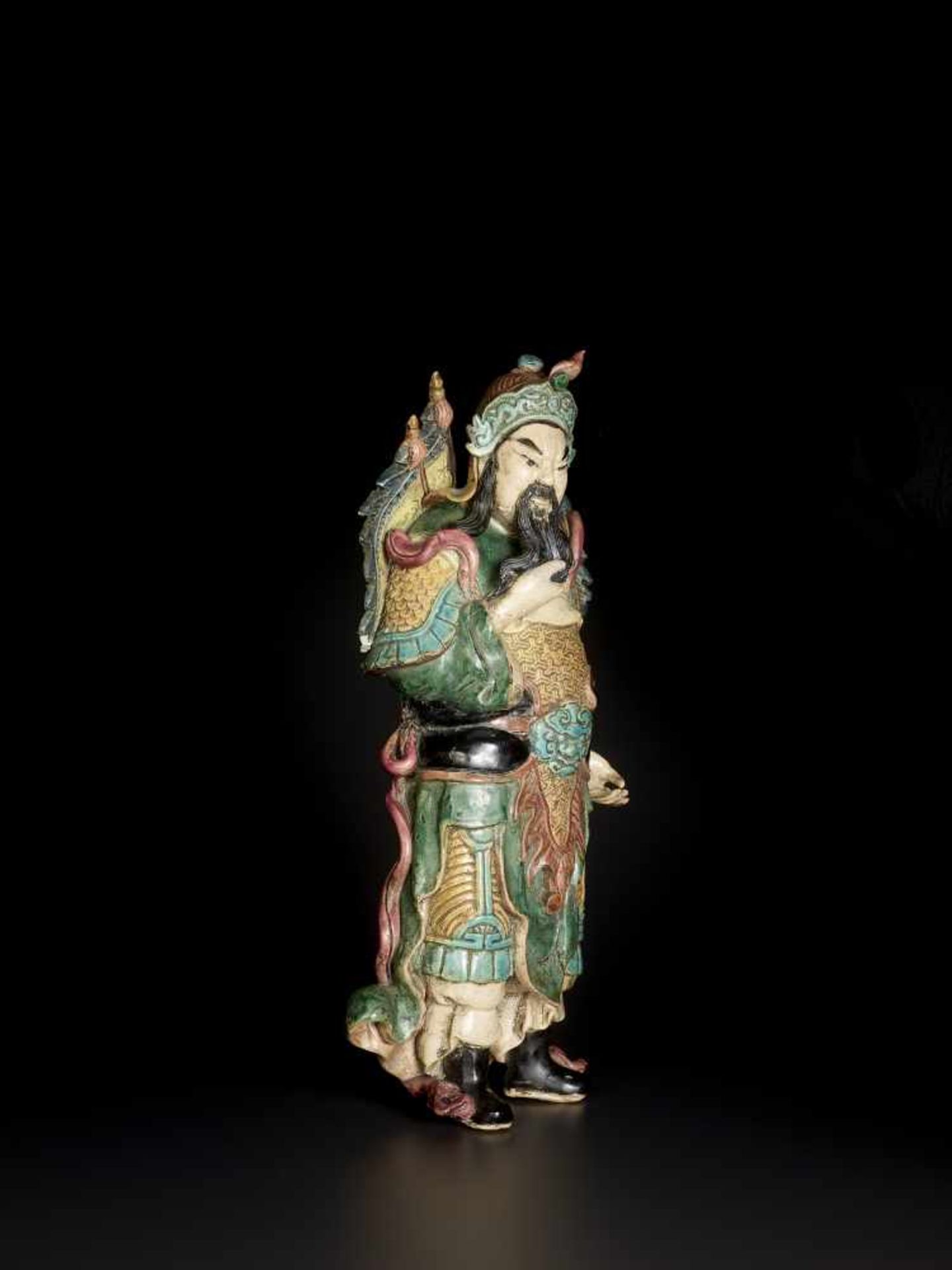 A FAHUA STATUE OF GUANDI, QINGChina, 17th-19th century. The neatly modelled figure glazed in - Bild 5 aus 6