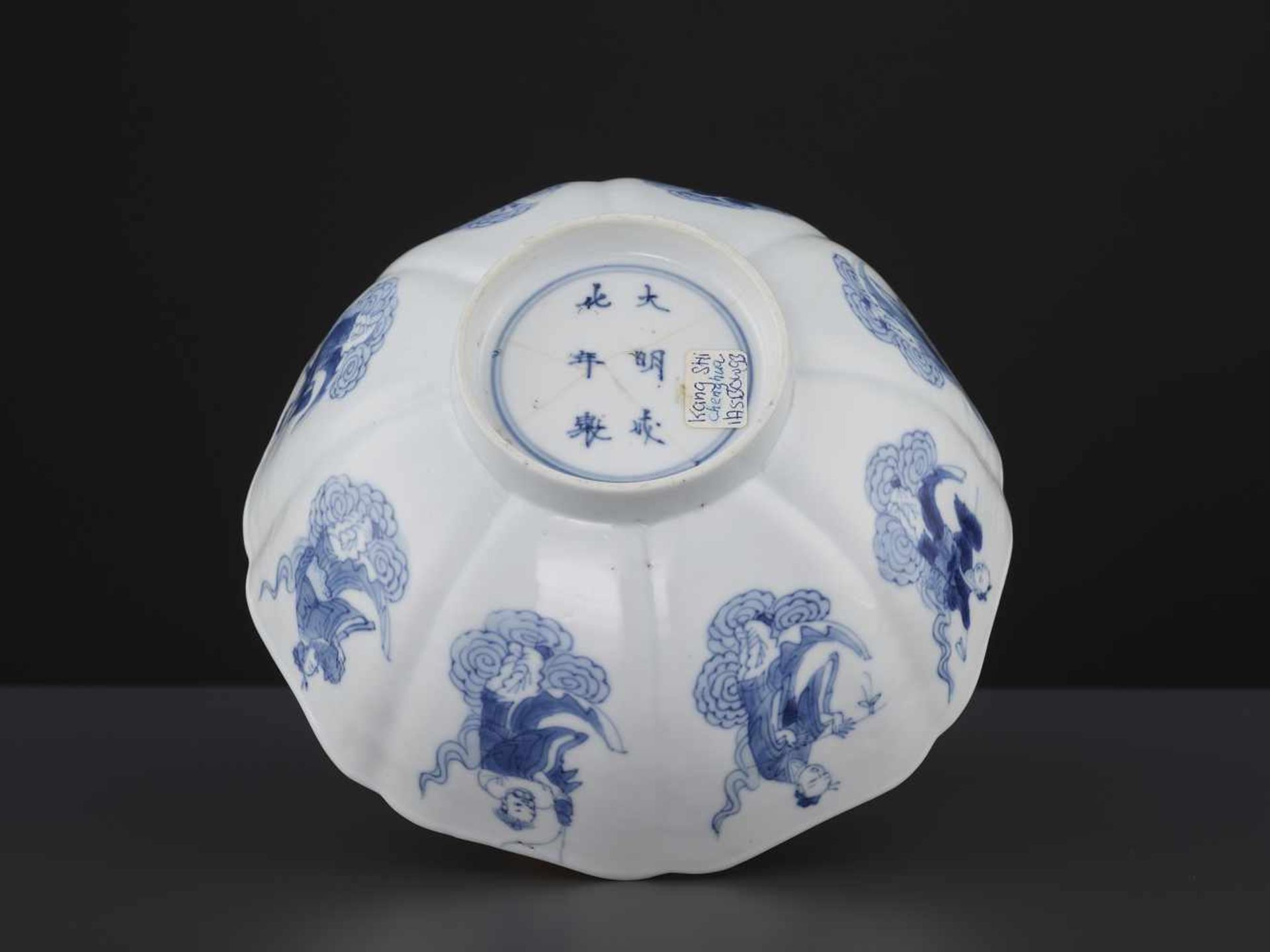 A KANGXI IMMORTALS BOWLChina, 1662-1722. The eight-lobed vessel neatly painted in cobalt blue - Bild 6 aus 9