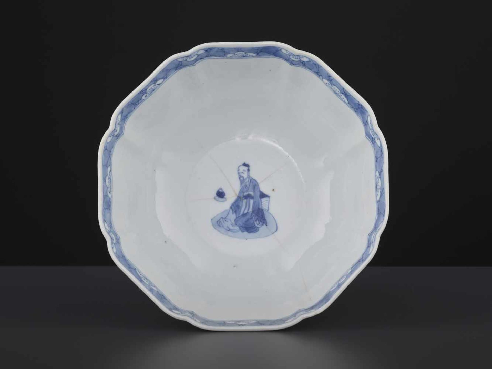 A KANGXI IMMORTALS BOWLChina, 1662-1722. The eight-lobed vessel neatly painted in cobalt blue - Bild 5 aus 9