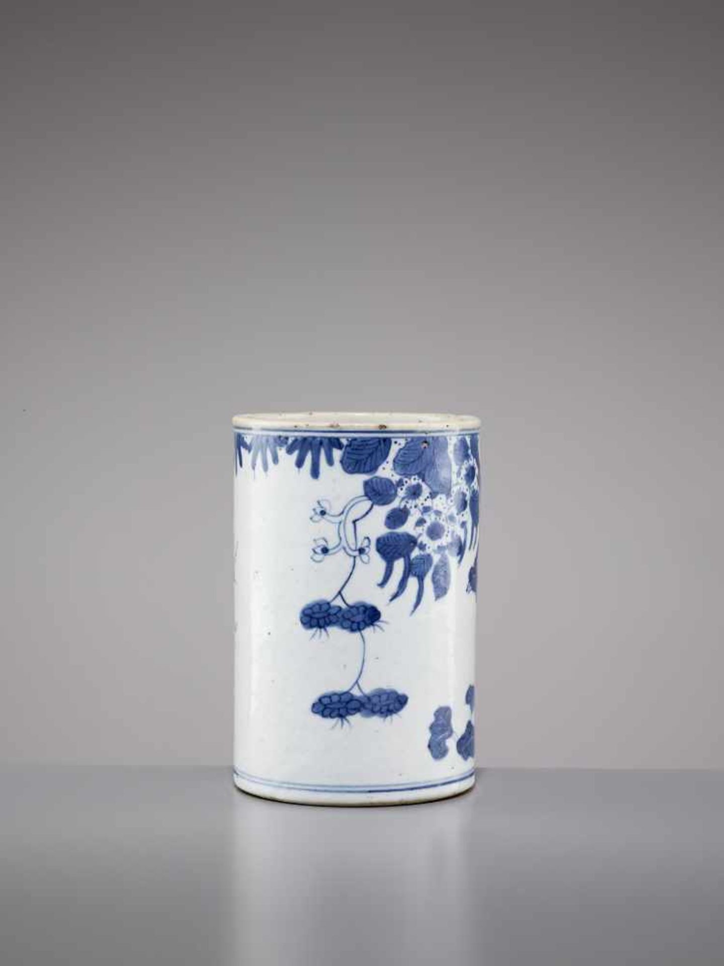 A TRANSITIONAL BLUE & WHITE BITONGChina, mid 17th century. The massively potted brush pot delicately - Bild 4 aus 6