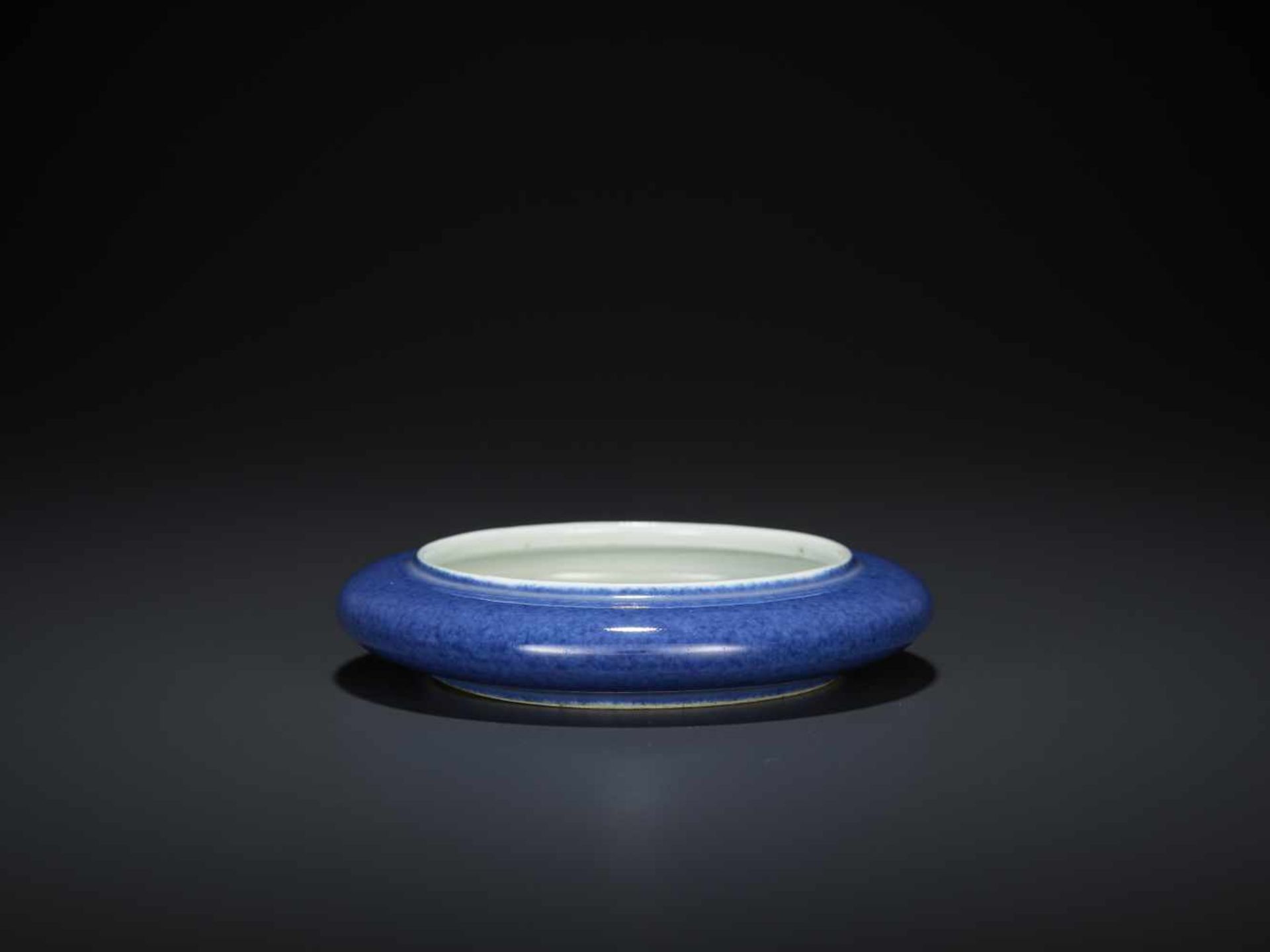 A KANGXI PERIOD BRUSH WASHERChina, 1662-1722. The small vessel sturdily potted and supported by a - Image 5 of 6