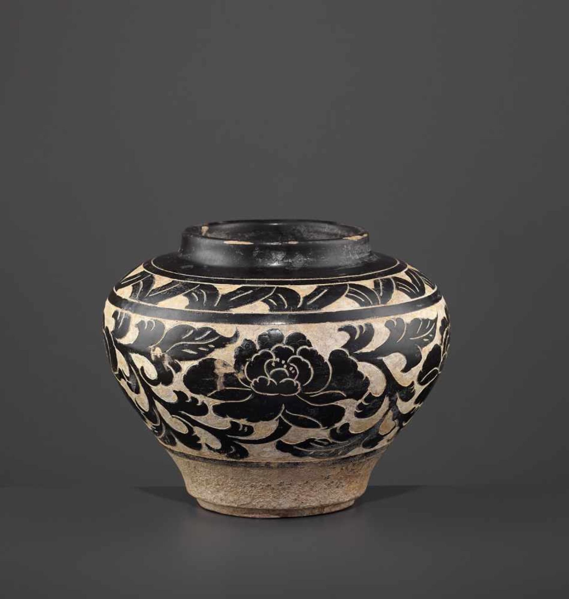 A SMALL CARVED CIZHOU JAR, JIN China, Jin dynasty (1115-1234). Freely carved through the brown - Image 3 of 10