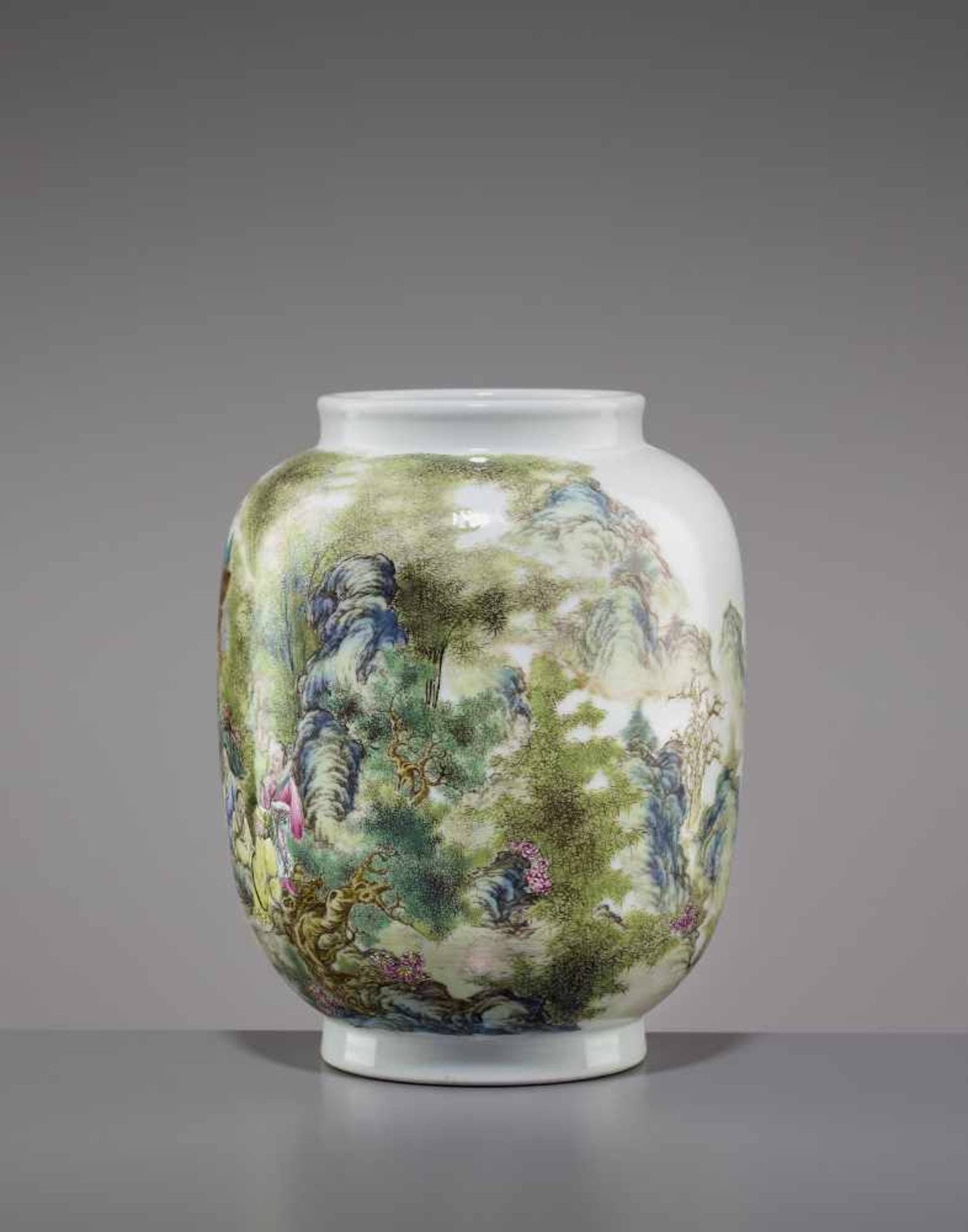 A REPUBLIC PERIOD VASE, JINGYUANTANGChina, early Republican period, around 1920. Painted in bright - Image 7 of 12