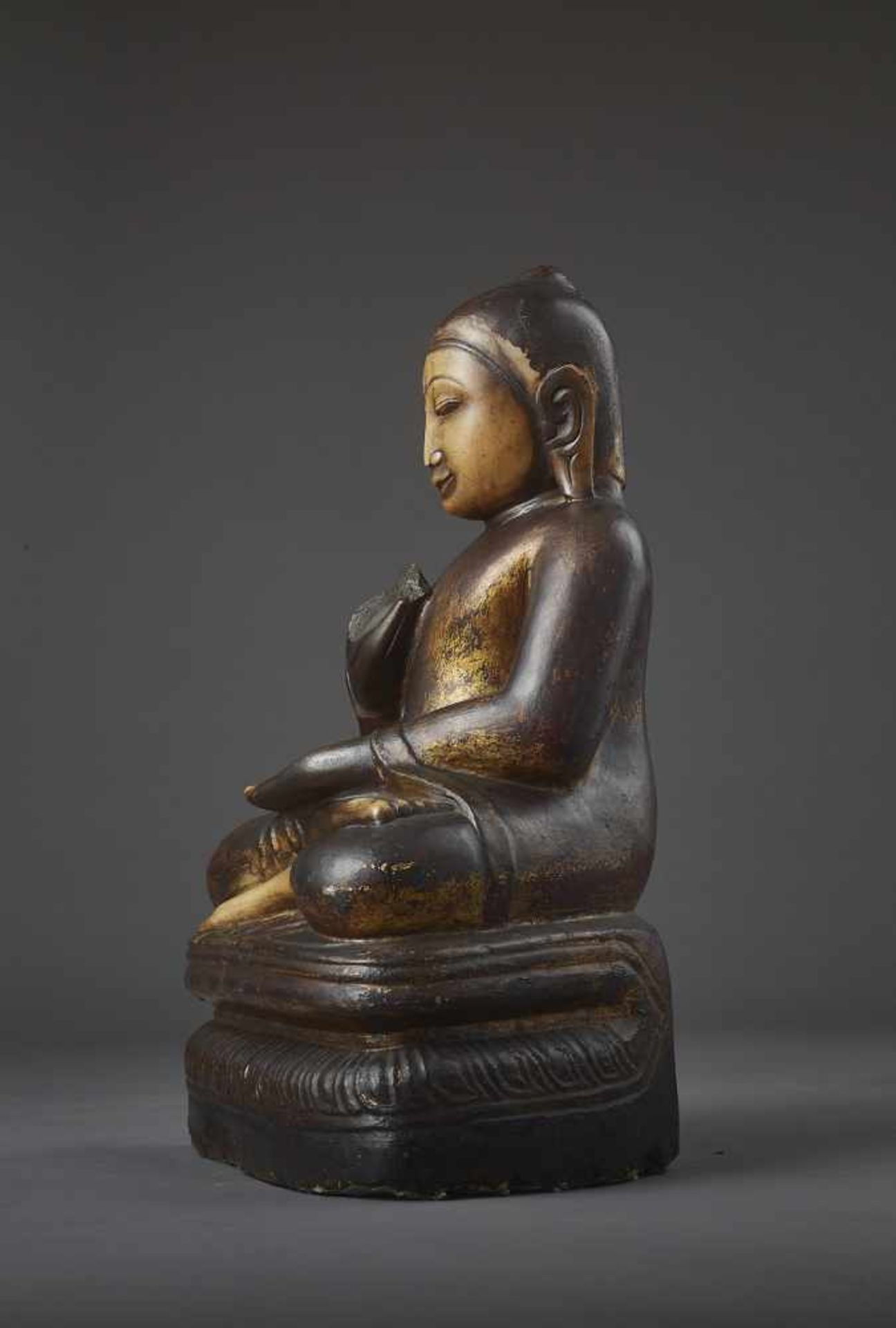 AN EARLY BURMESE MARBLE BUDDHAMyanmar, 17th - early 18th century. Shan style. Serene portrayal of - Image 3 of 6