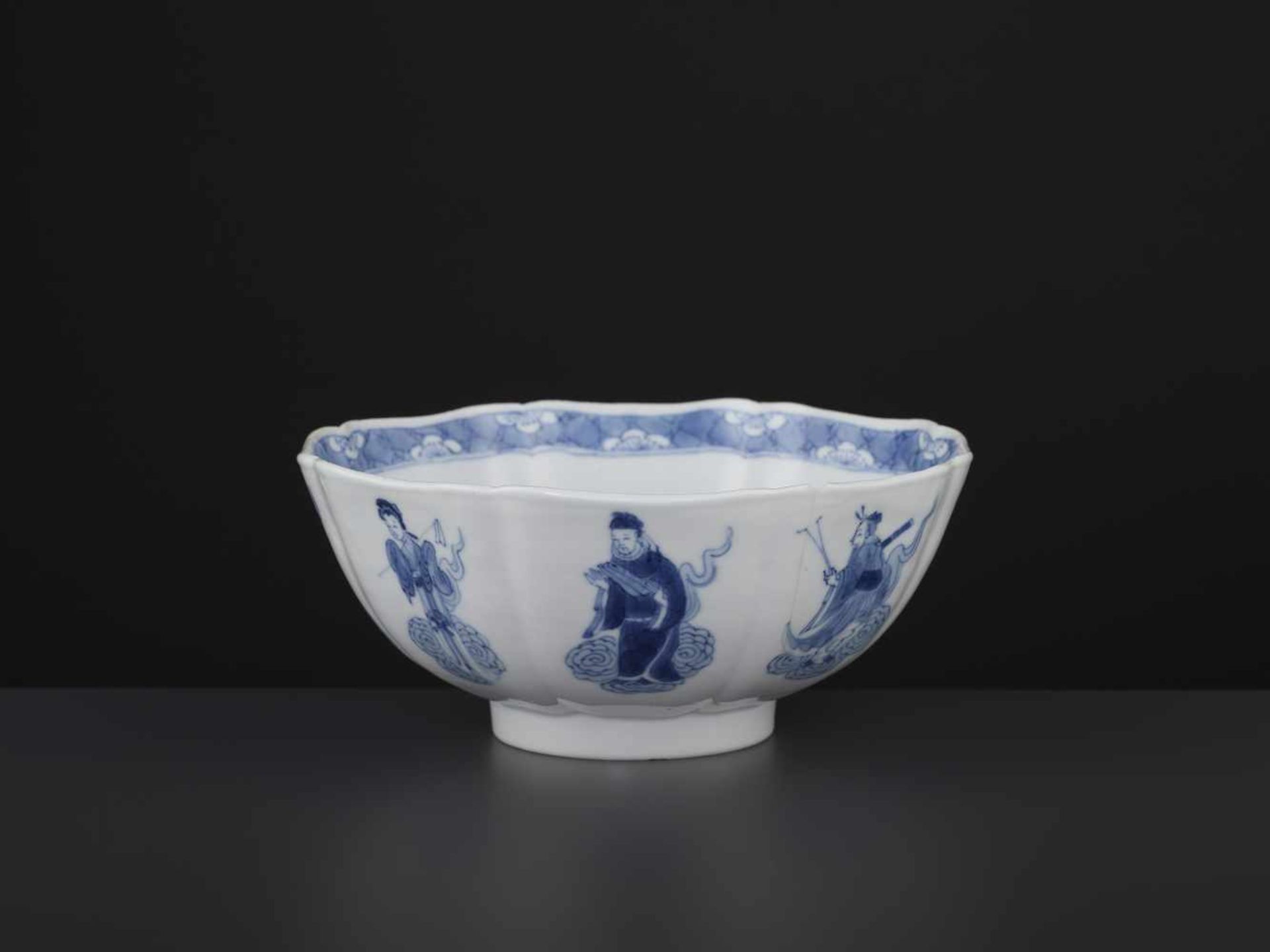 A KANGXI IMMORTALS BOWLChina, 1662-1722. The eight-lobed vessel neatly painted in cobalt blue - Bild 4 aus 9