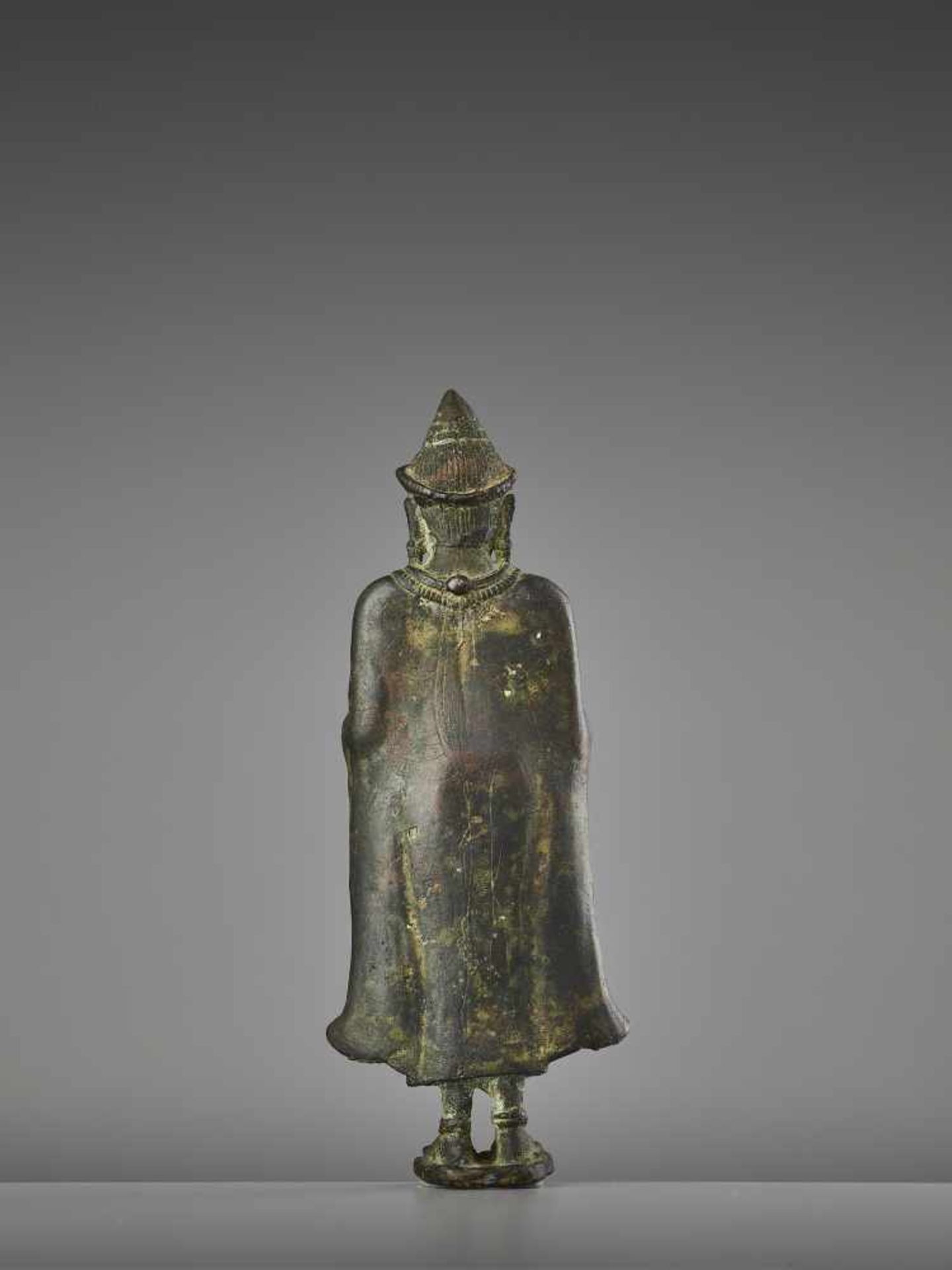 A KHMER LOPBURI BRONZE BUDDHAThailand, 13th century. The neatly cast figure with fine incisions - Image 4 of 8