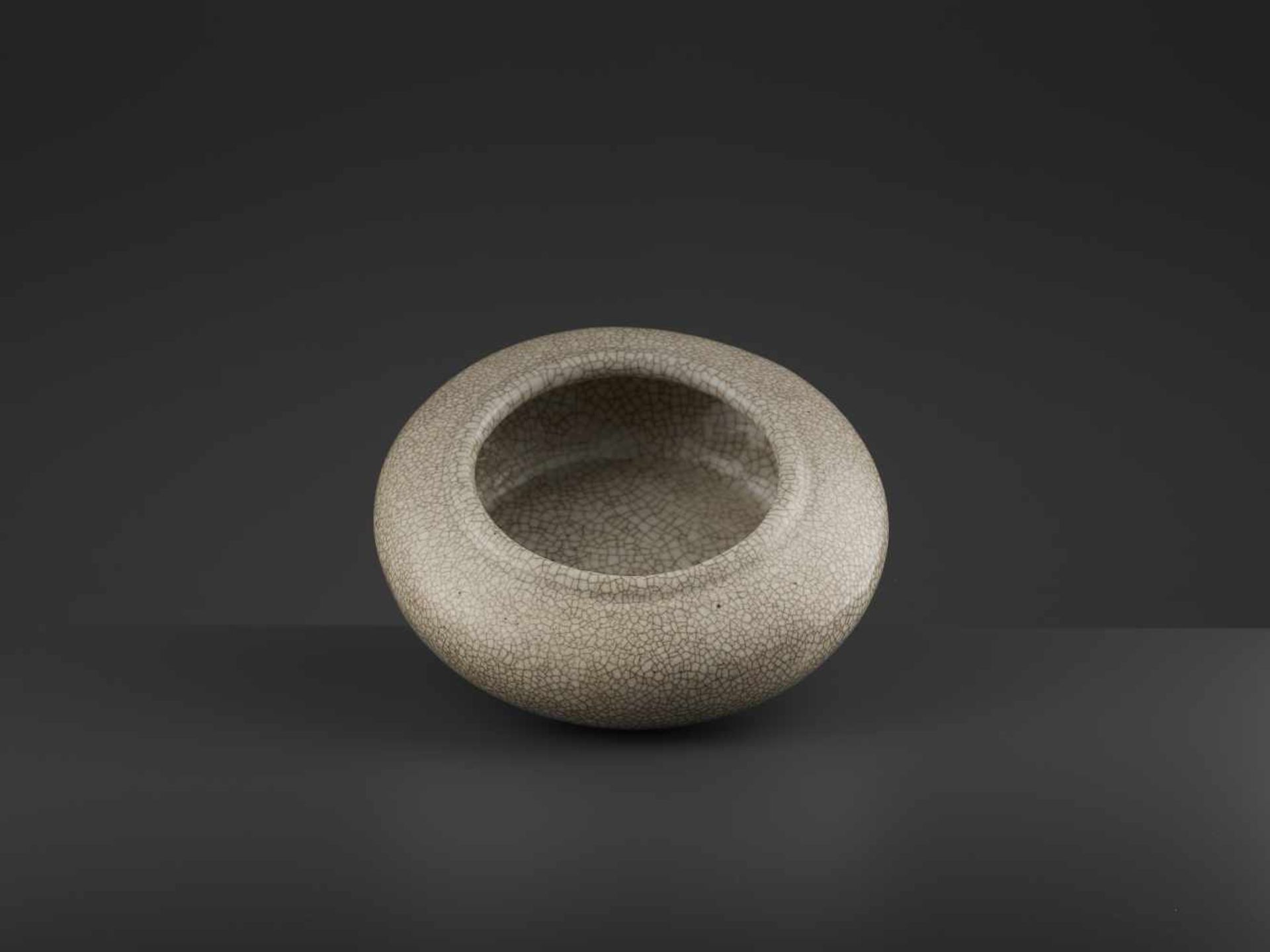 A GE WARE BRUSH WASHER, QING DYNASTYChina, 19th century. The heavy vessel covered with a grayish - Image 3 of 6