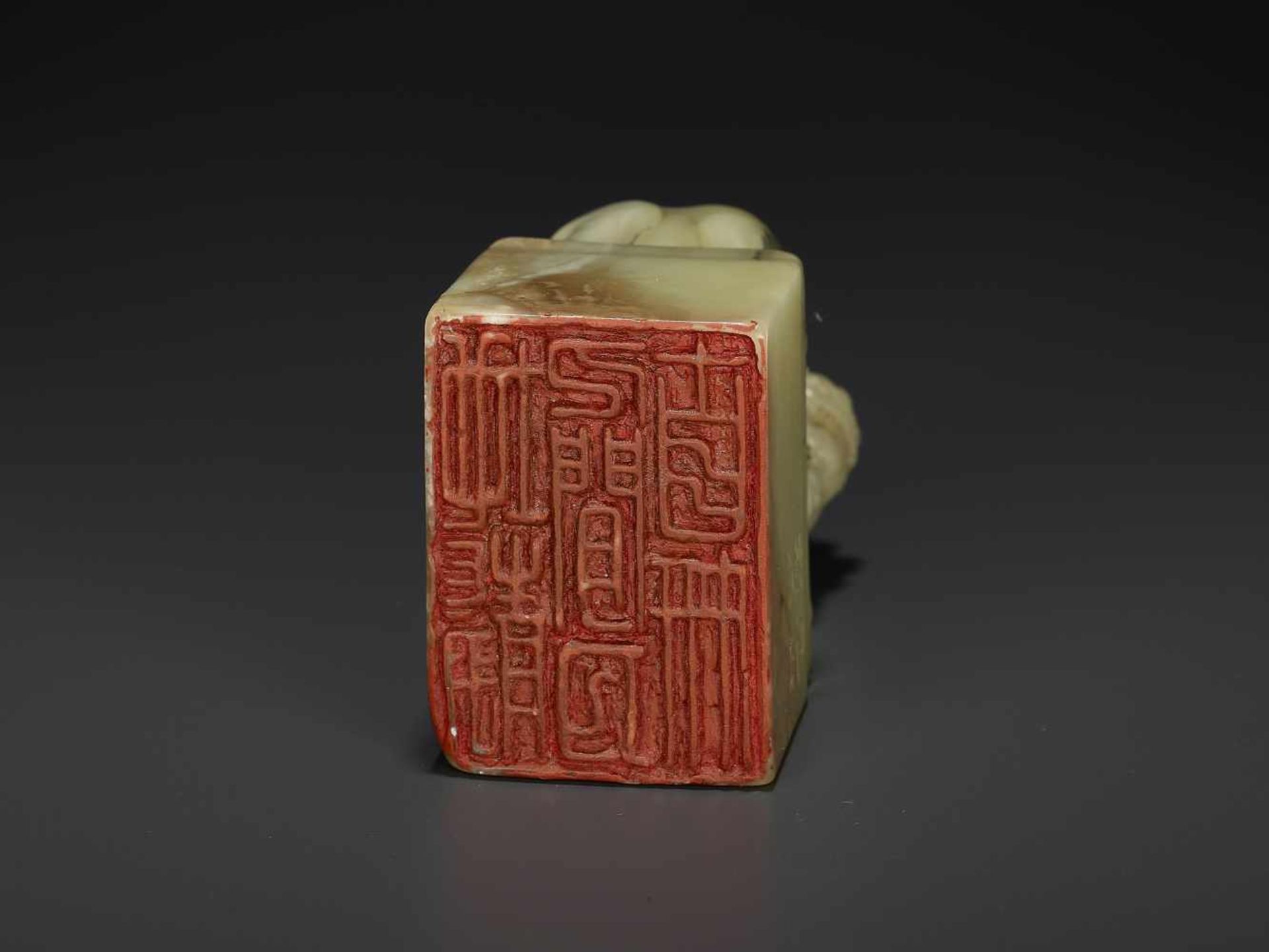 A SOAPSTONE SEAL BY WANG DAXINChina. Signed Guanshan, artist name of Wang Daxin (1869-1924). - Bild 2 aus 8