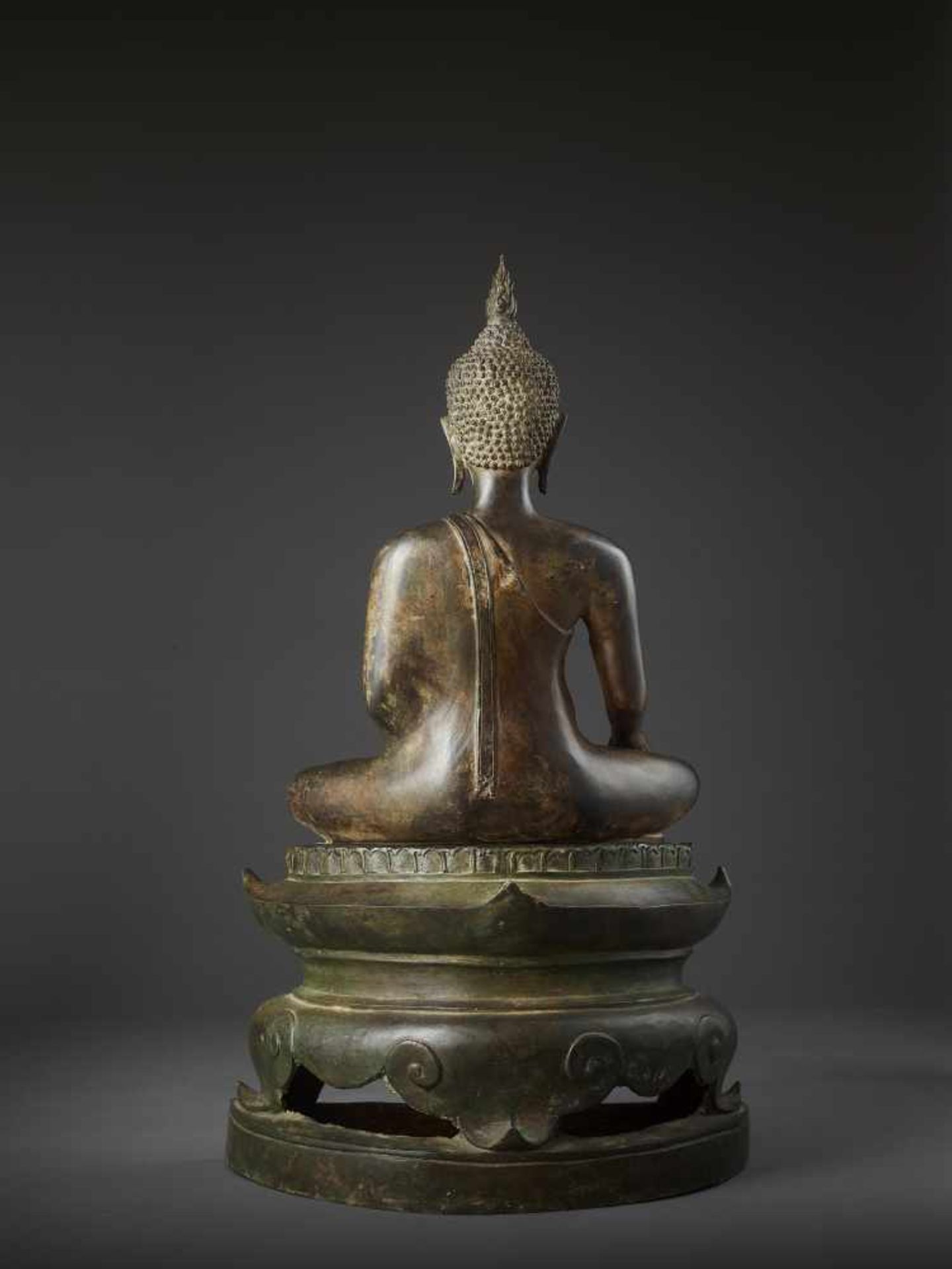 A LARGE SUKHOTHAI BUDDHA SHAKYAMUNIThailand, Sukhothai period, 15th-16th century. Cast bronze with - Image 9 of 12