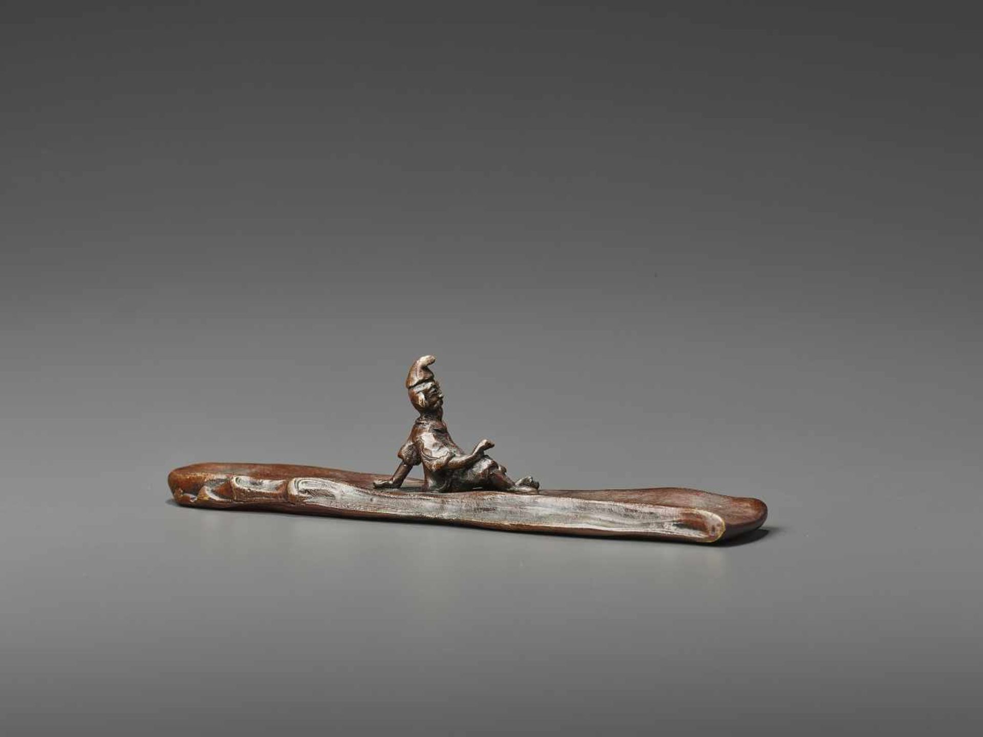 A BRONZE SCROLL WEIGHT BY SUGA GEPPO Japan, 20th century.  Artist seal to underside. This scroll - Image 7 of 9