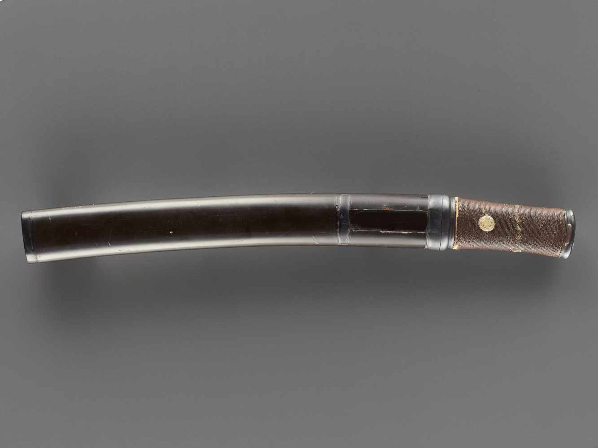 A TANTO IN KOSHIRAE Japan, Edo period (1615-1868)The blade:This dagger has iori mune and shinogi- - Image 7 of 7