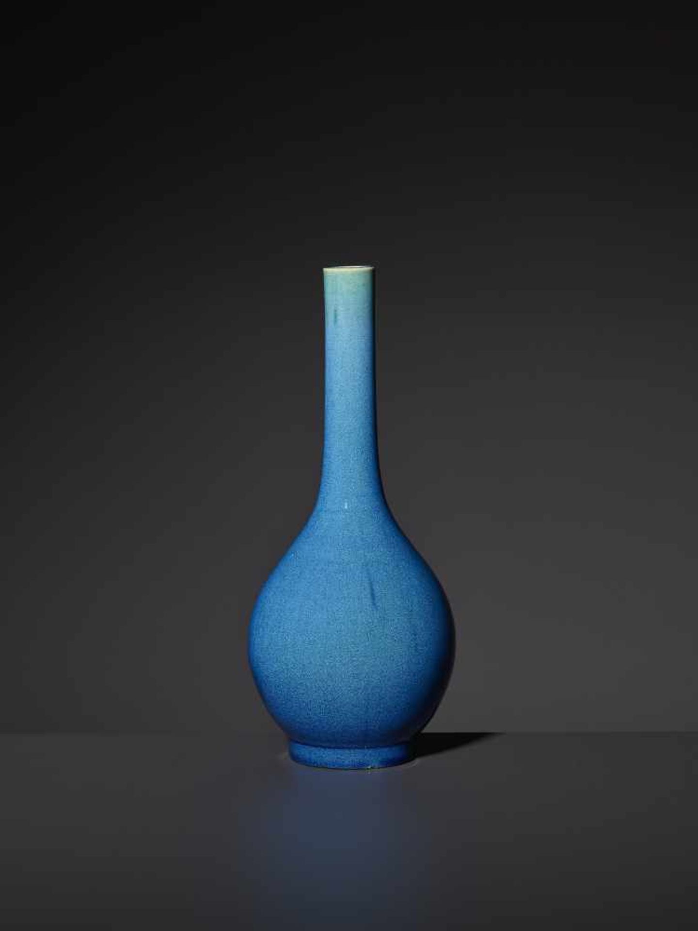 AN ELEGANT AWAJI BOTTLE VASE Japan, around 1880. A fine and typical example of the early Japanese - Image 3 of 6