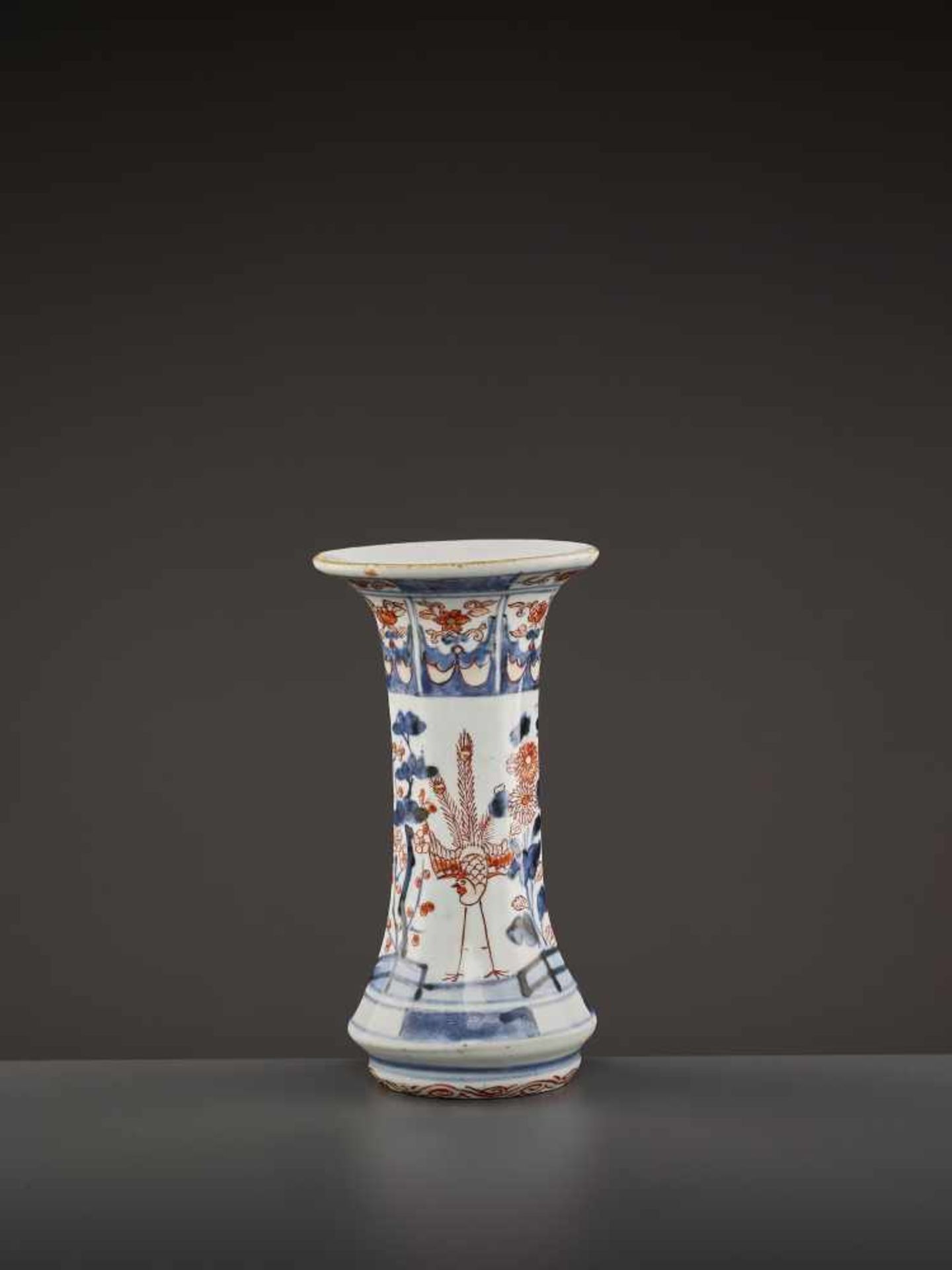 AN EARLY IMARI TRUMPET VASE Japan, 17th – earlier 18th century. This elegant yet sturdily potted - Image 5 of 8