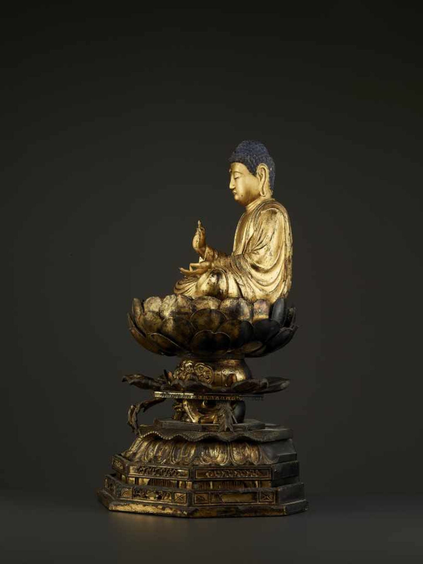 A LARGE AMIDA BUDDHA EDO PERIOD Japan, 18th – earlier 19th century. Carved, lacquered and gilt - Image 4 of 9
