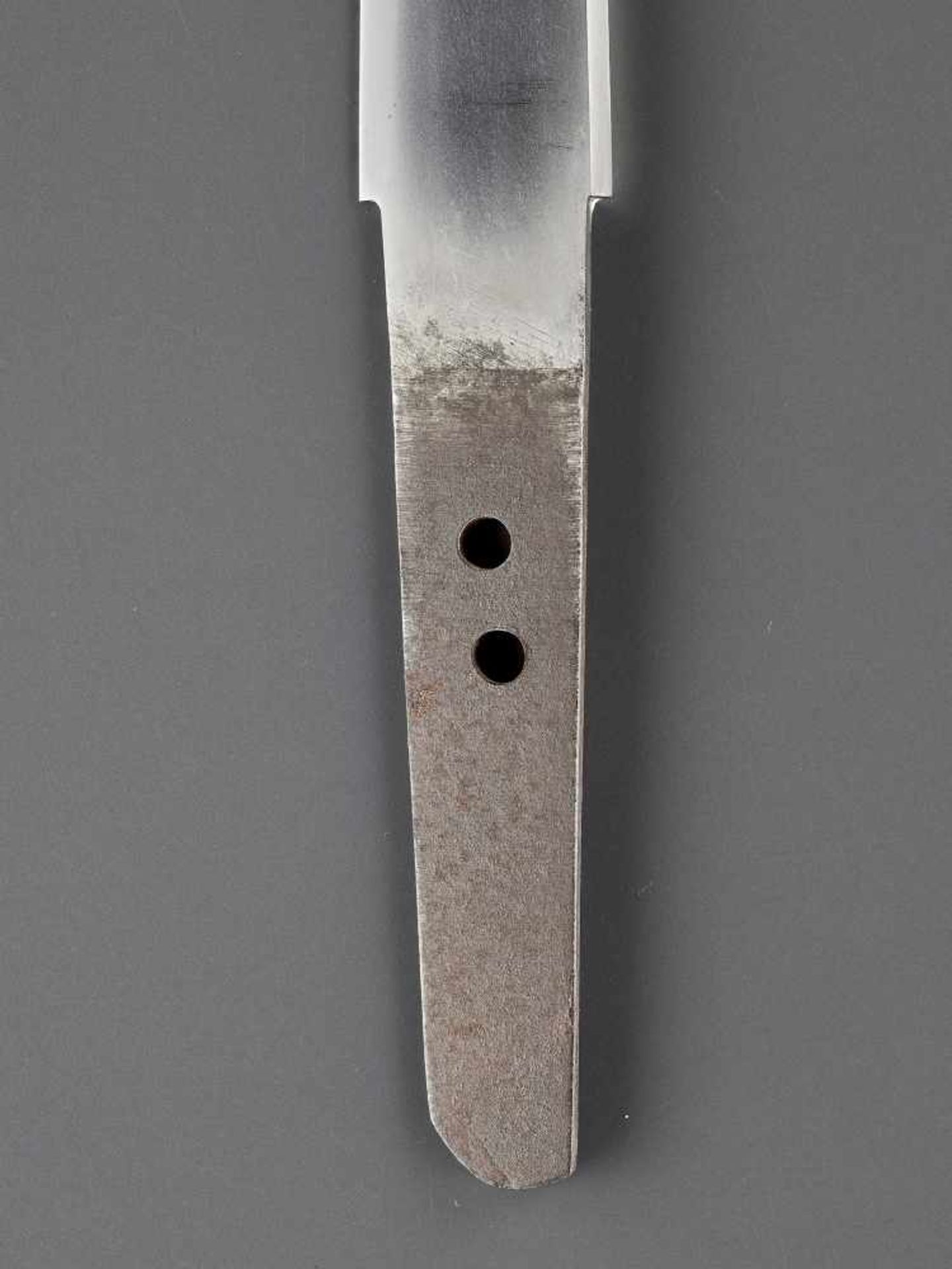 A TANTO IN KOSHIRAE Japan, c. mid-Edo period (1615-1868)The blade:Hirazukuri with iori mune, the - Image 4 of 10