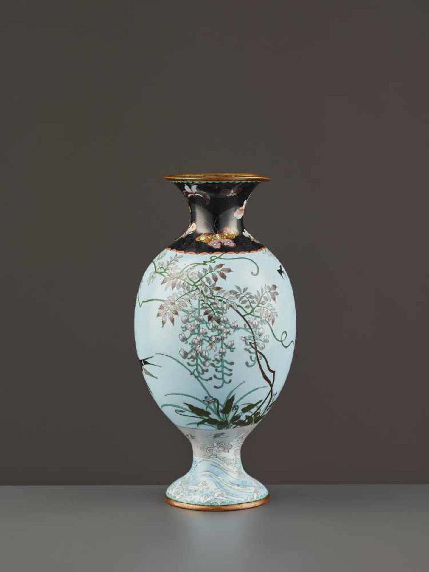 A YASUYUKI STYLE CLOISONNÉ VASE Japan, early Meiji period (1868-1912). The vase with an appealing - Image 2 of 11