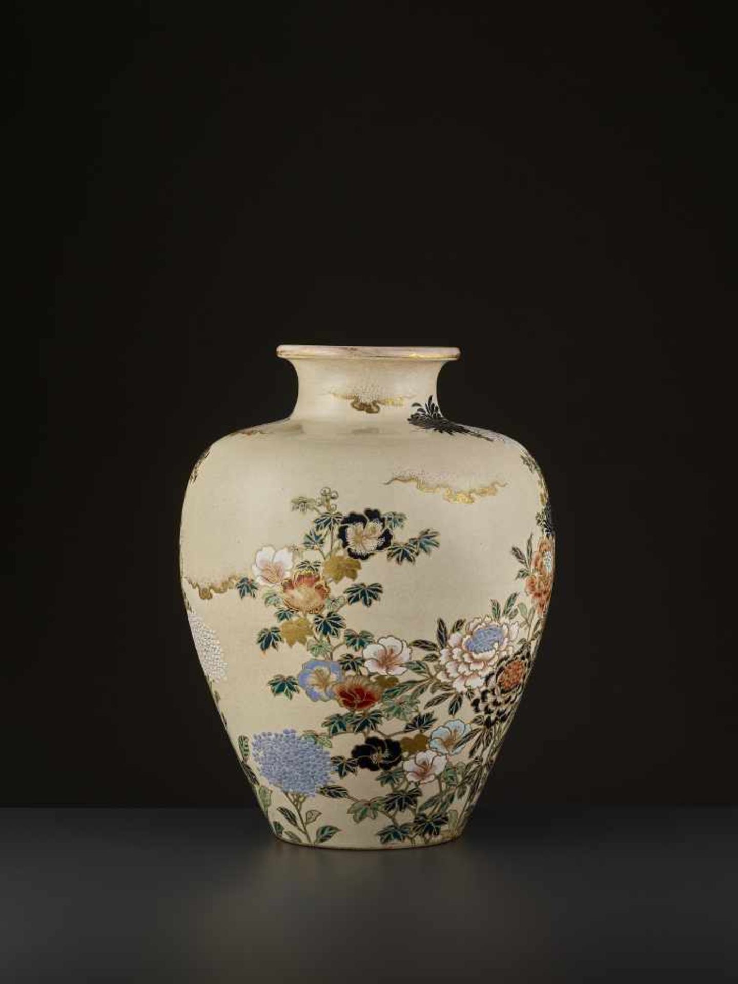 VERY LARGE SATSUMA CHIKUSAI VASE Japan, Meiji period (1868-1912). Signed Satsuma Chikusai and with - Image 7 of 12