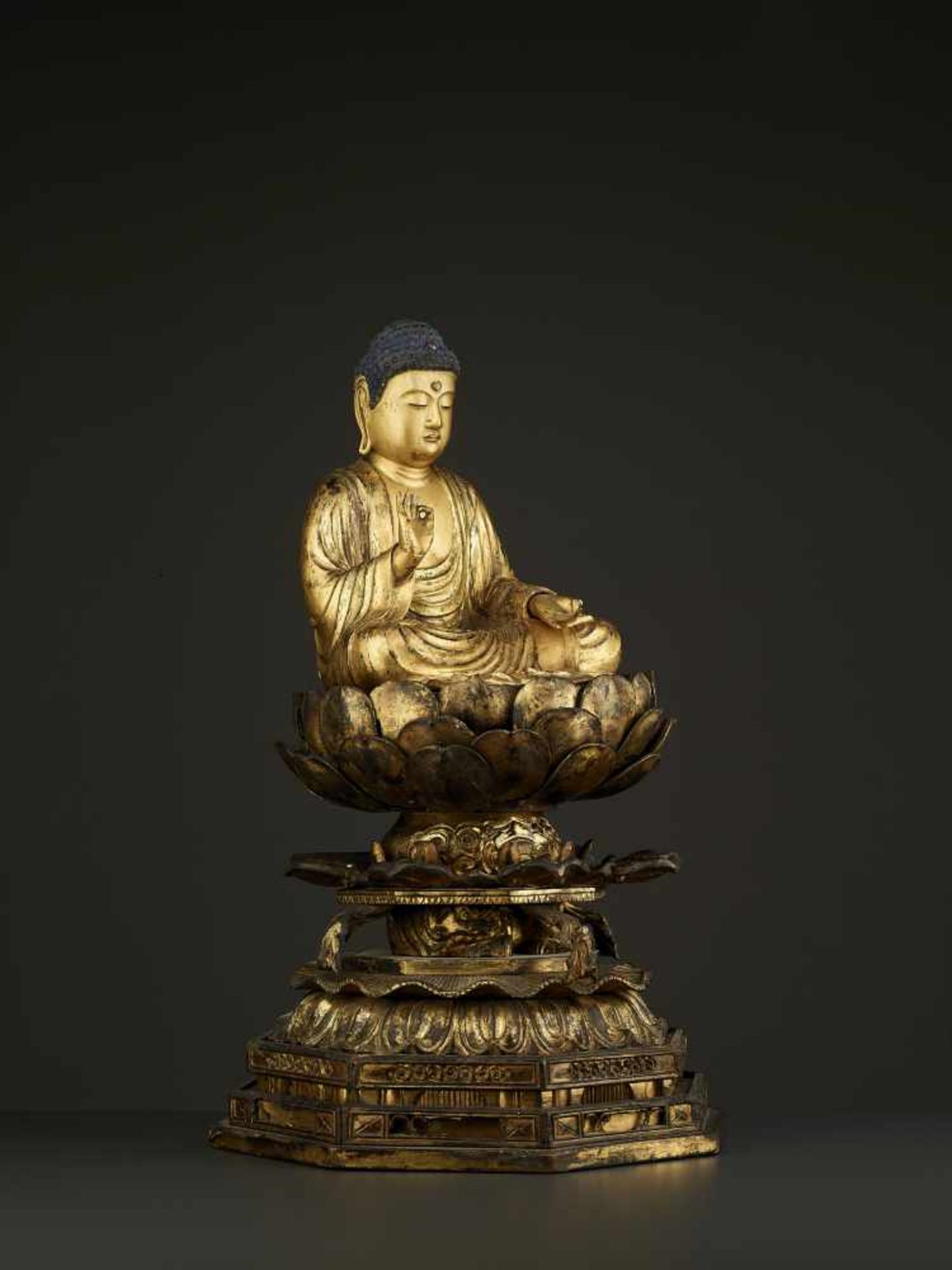 A LARGE AMIDA BUDDHA EDO PERIOD Japan, 18th – earlier 19th century. Carved, lacquered and gilt - Image 7 of 9