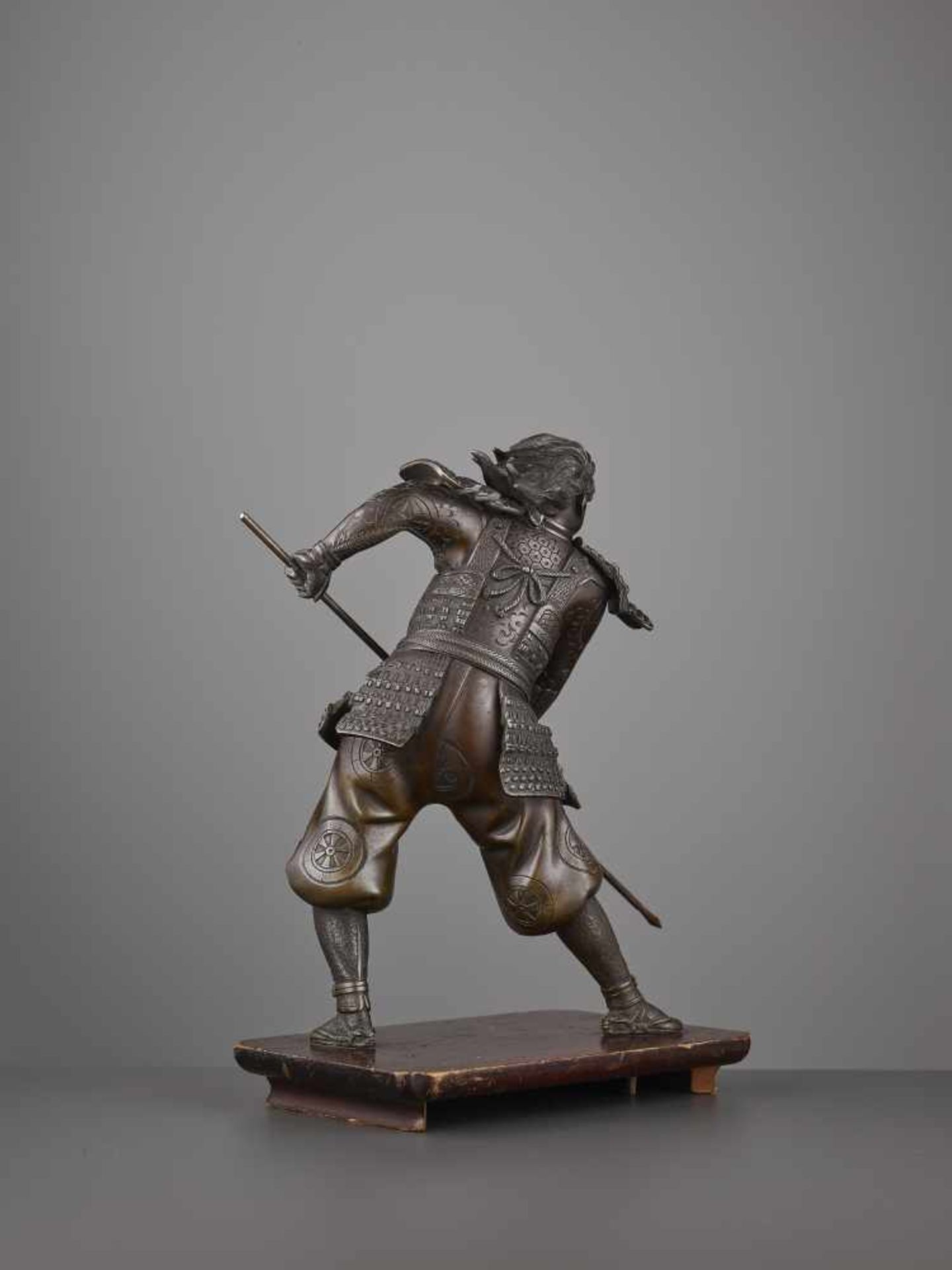 A LARGE YOSHIMITSU SAMURAI WARRIOR BRONZE Japan, Meiji period (1868-1912). The fighter holding a - Image 9 of 13