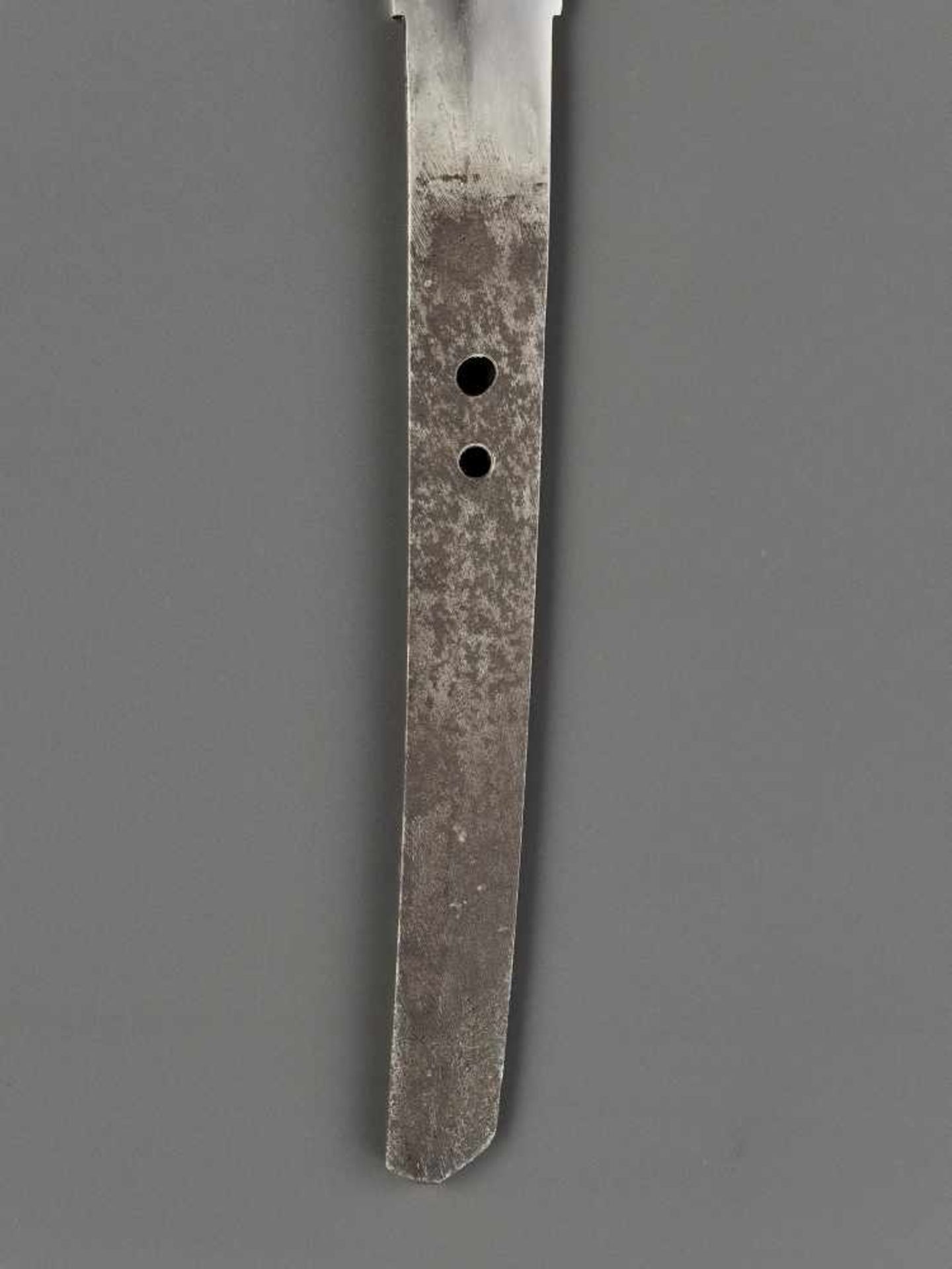 A KATANA IN KOSHIRAE Japan, Edo period (1615-1868) or laterThe blade: A long katana with shinogi- - Image 5 of 10