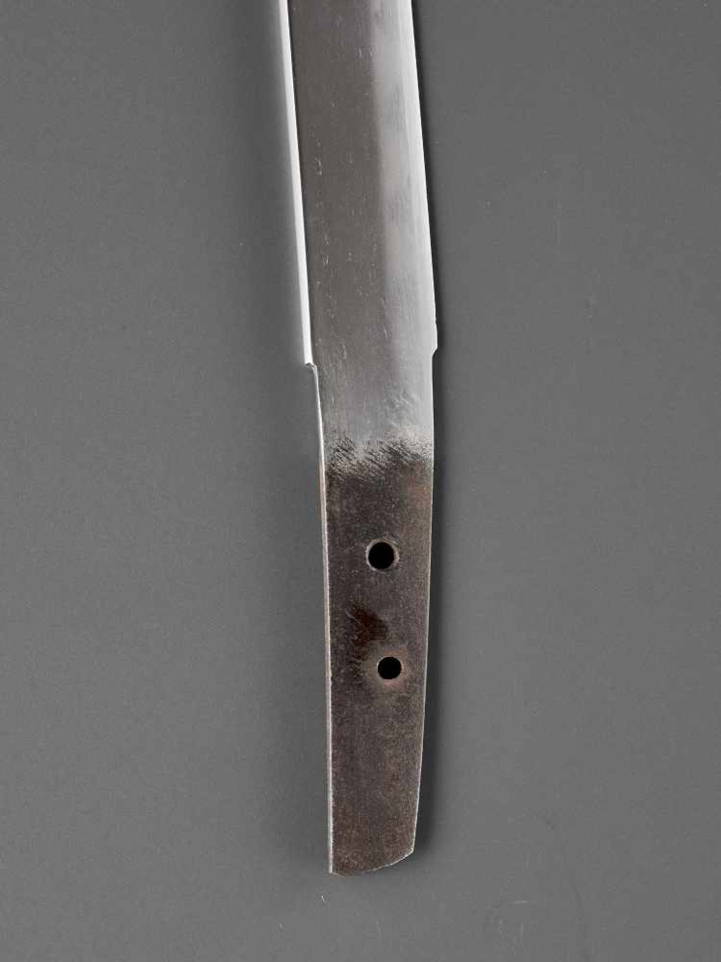 A TANTO IN KOSHIRAE Japan, c. mid-Edo period (1615-1868)The blade:Hirazukuri with iori mune, the - Image 5 of 9