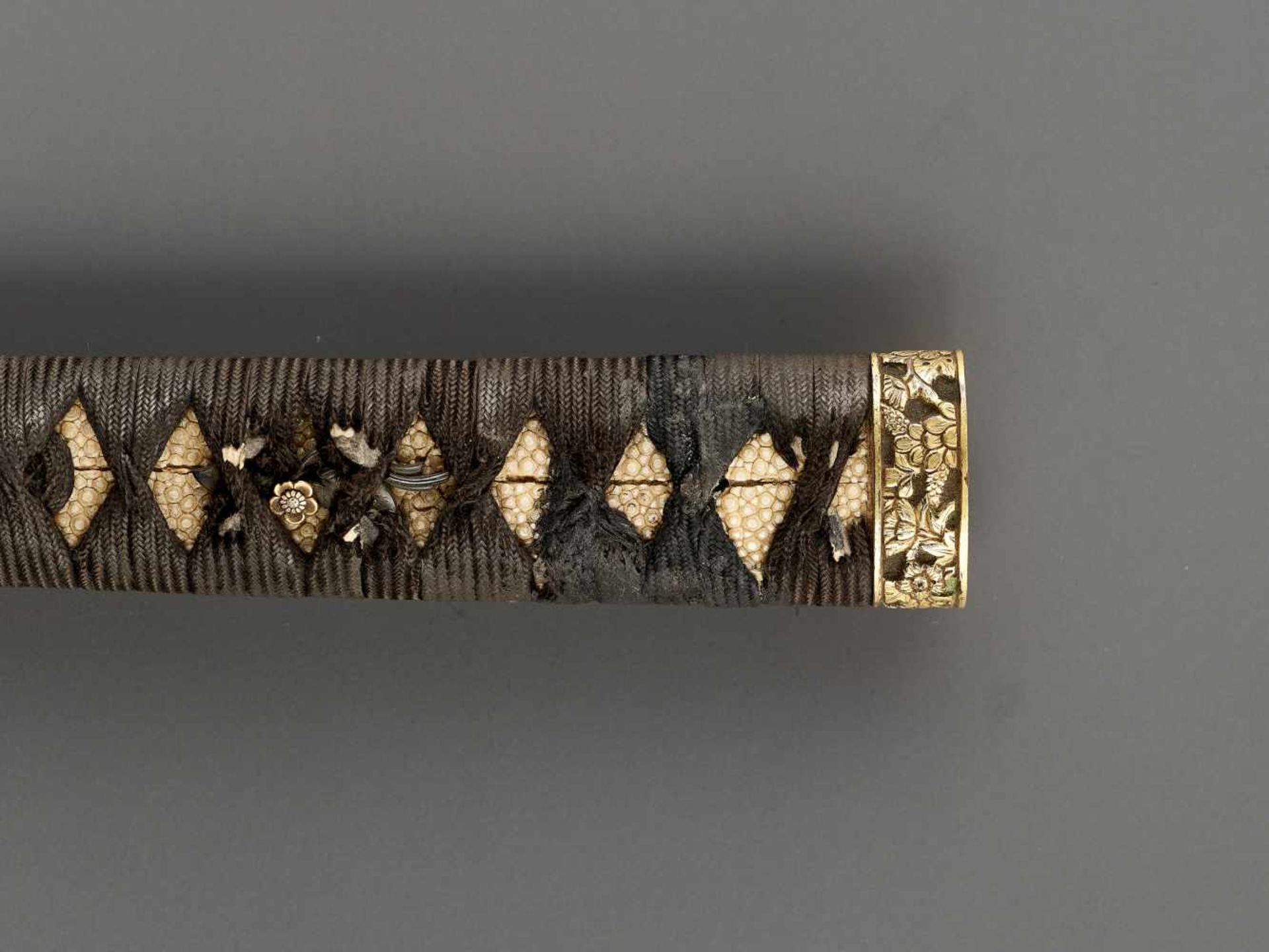 A WAKIZASHI IN KOSHIRAE Japan, late Edo period (1615-1868)The blade:Marumune and shinogi-zukuri, the - Image 6 of 9