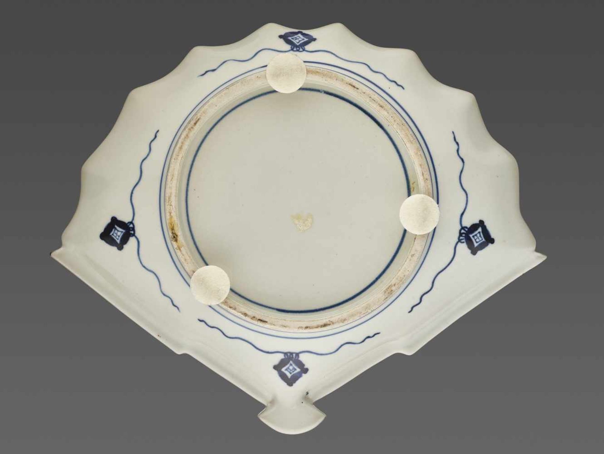 A PAIR OF SHIP & DUTCHMEN TRAYS Japan, 19th century. This pair of unusual fan-shaped porcelain - Image 5 of 6