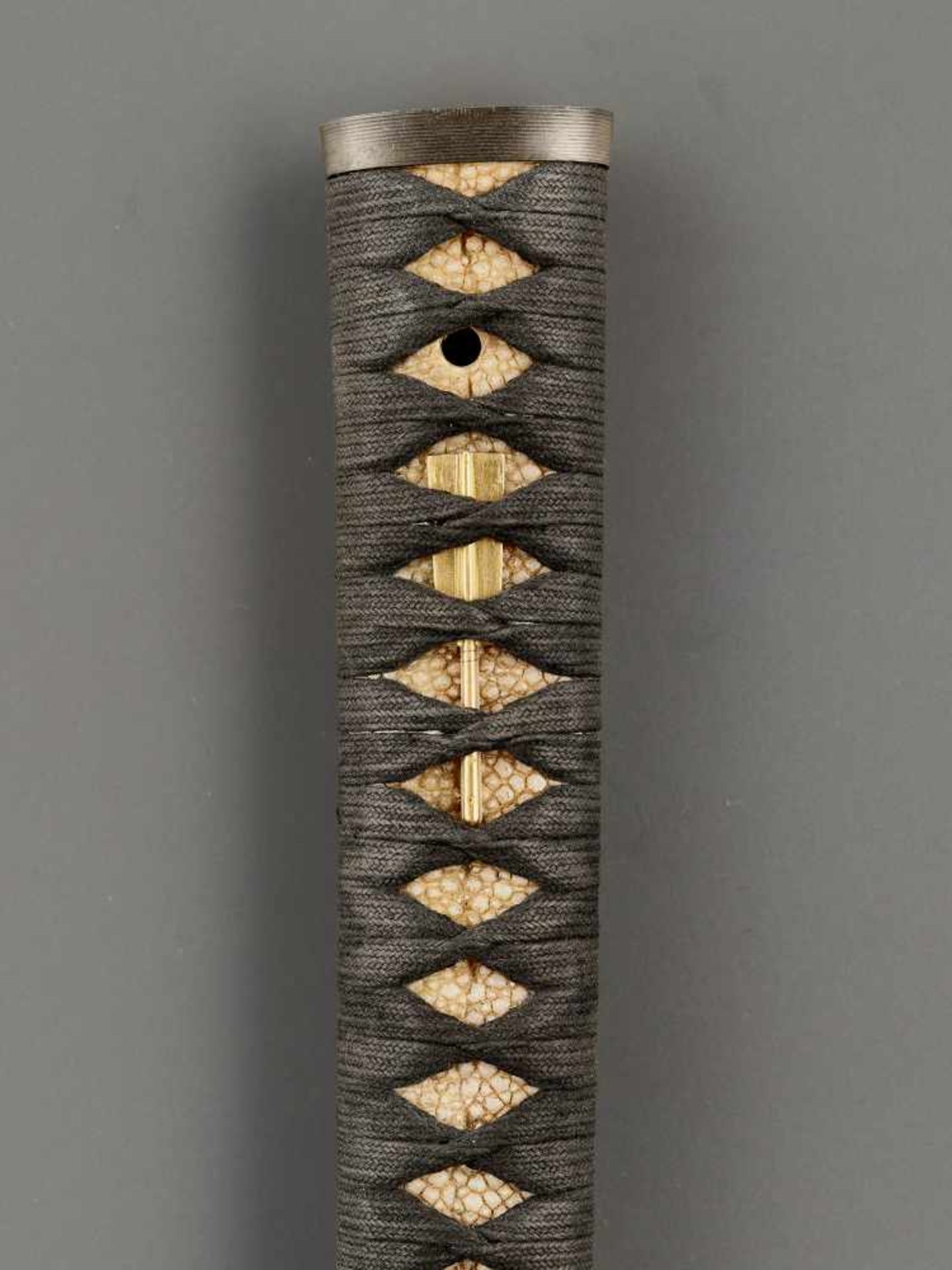 A KATANA IN KOSHIRAE Japan, Edo period (1615-1868) or laterThe blade: A long katana with shinogi- - Image 7 of 10