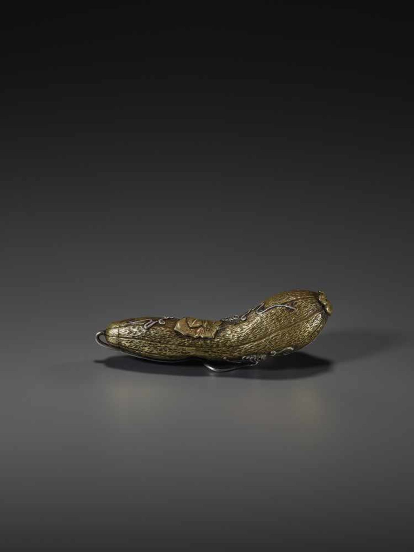 A BRONZE & SILVER GOURD YATATE Japan, Edo period, 18th - earlier 19th century. This finely cast - Image 5 of 5