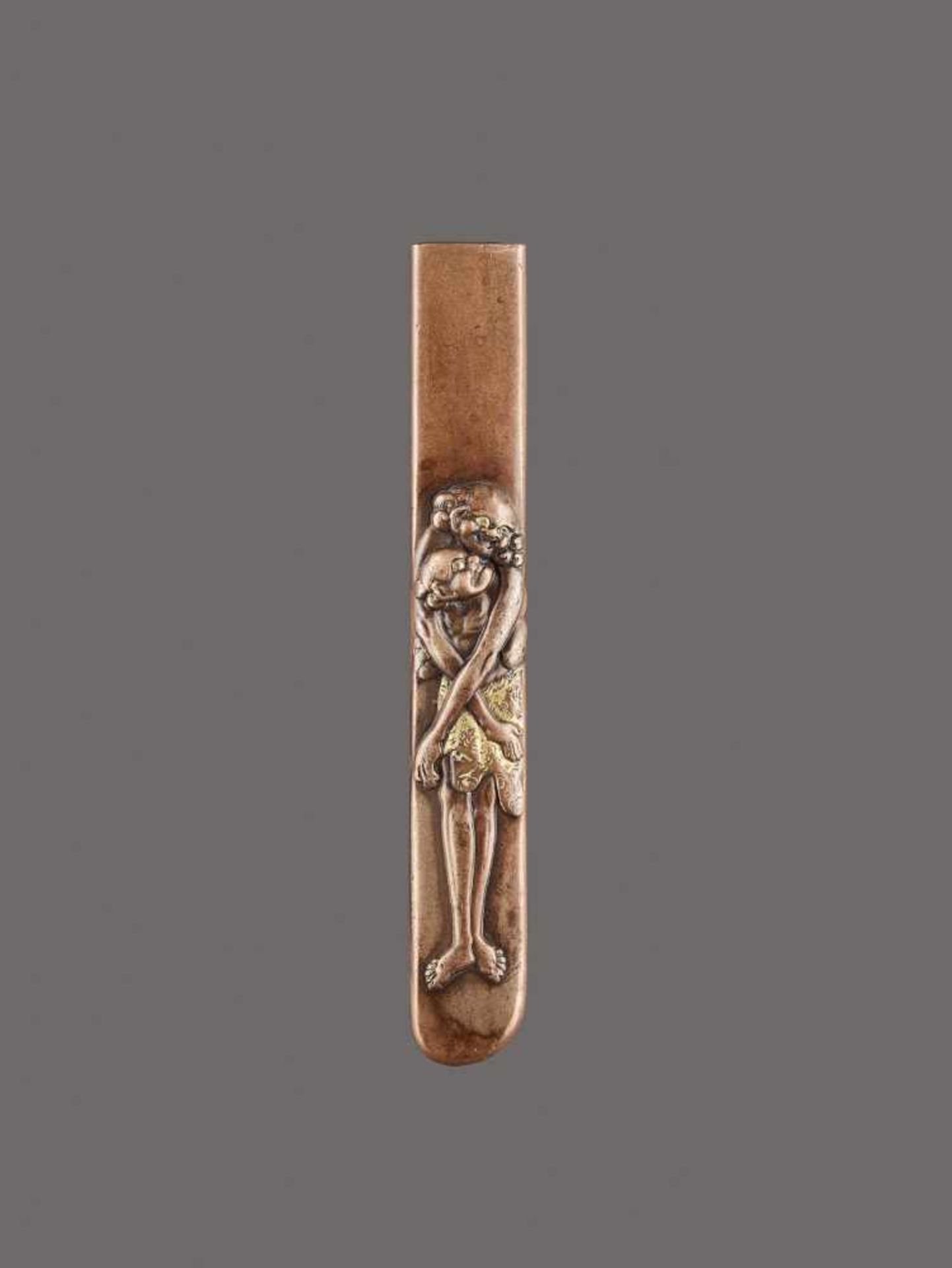 A COPPER KOZUKA HANDLE DEPICTING ASHINAGA AND TENAGA Unsigned, kozuka handle, copper with gold