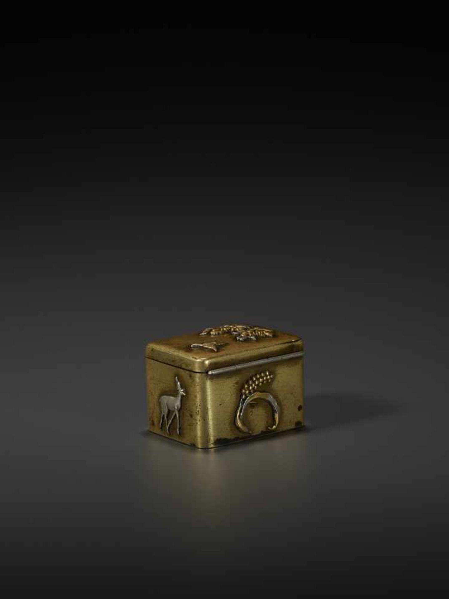 A GOLD AND SILVER INLAID SENTOKU BOX Japan, Meiji period (1868-1912). Miniature mixed metal pill box - Image 4 of 8