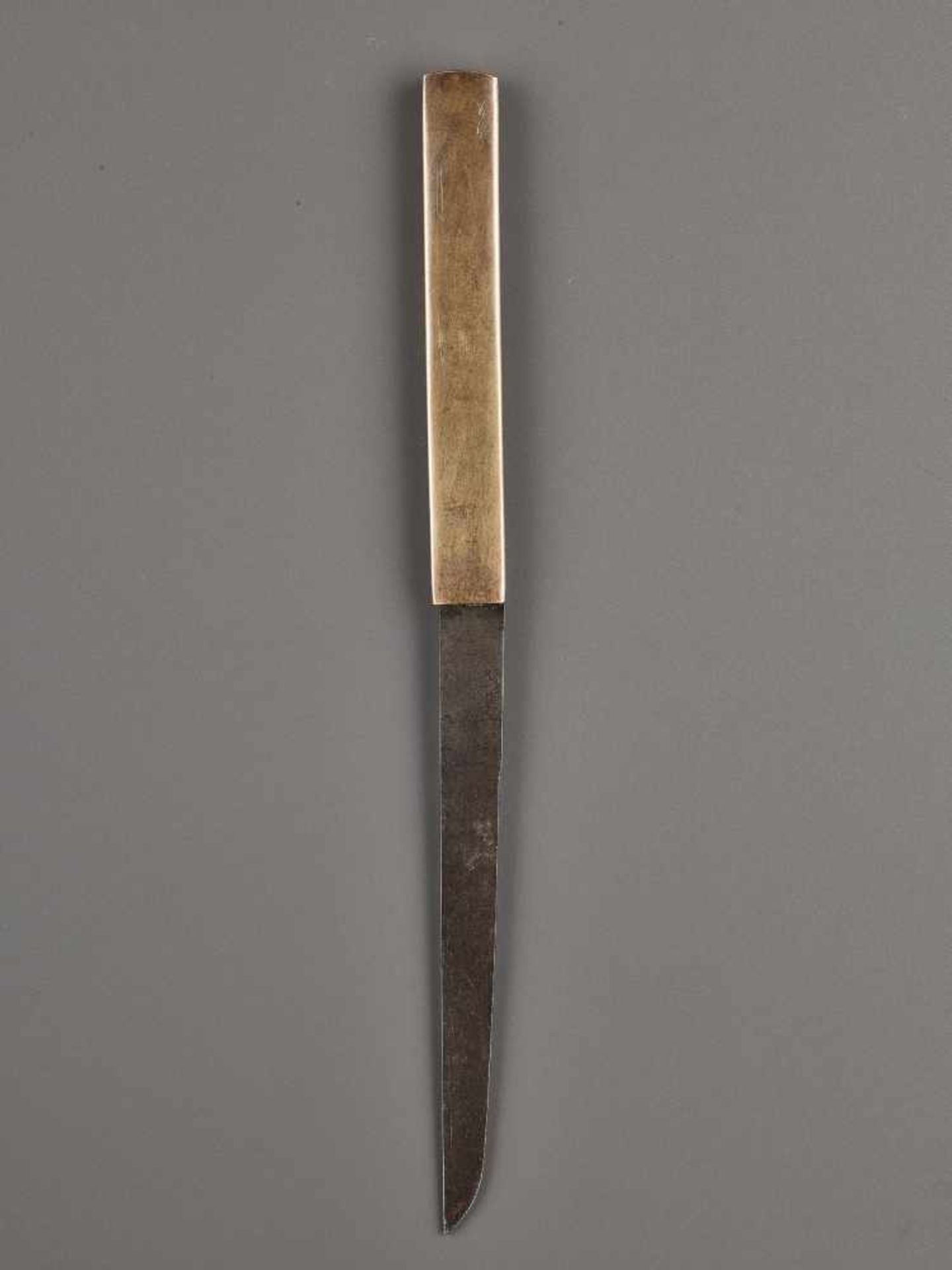 AN EXCELLENT SENTOKU KOZUKA WITH BLADE OF A BEARDED MAN IN ROYAL GARMENT Unsigned, kozuka handle - Image 2 of 4