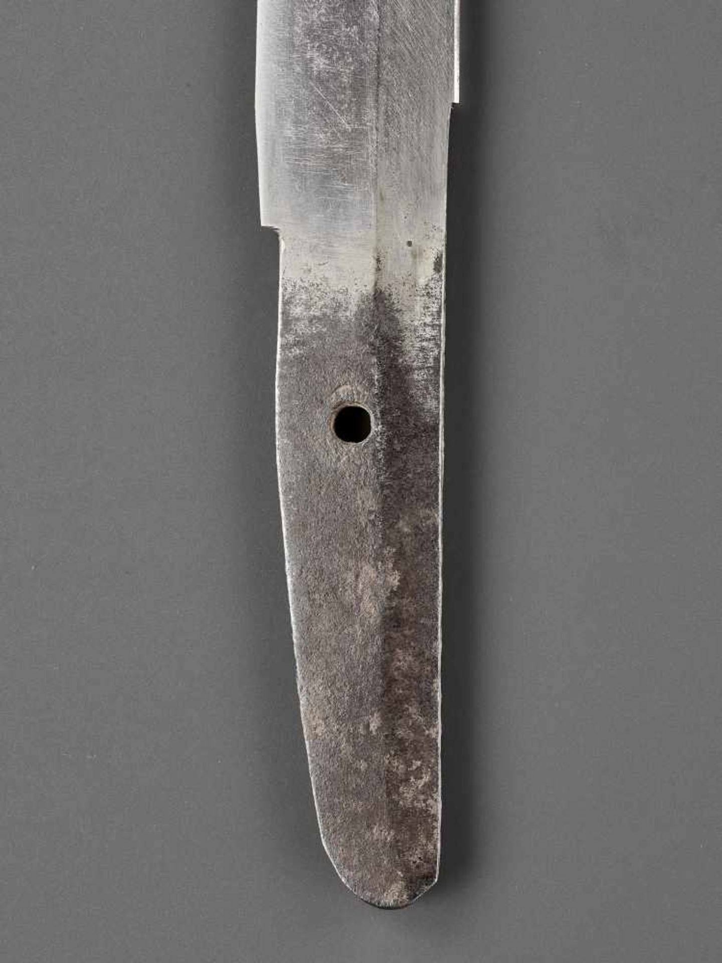 A WAKIZASHI IN KOSHIRAE Japan, c. 18th century, Edo period (1615-1868)The blade:The form which - Image 5 of 9