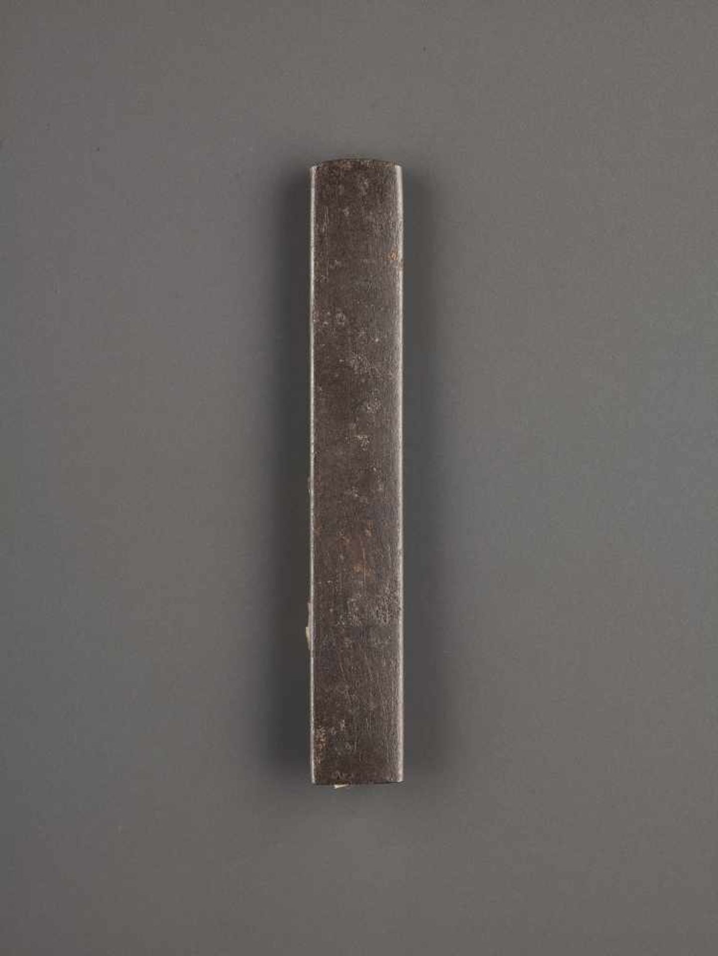 A MIXED METAL KOZUKA HANDLE DEPICTING A FISHERMAN IN A BOAT AND BIRDS Unsigned, kozuka handle, iron, - Image 3 of 3