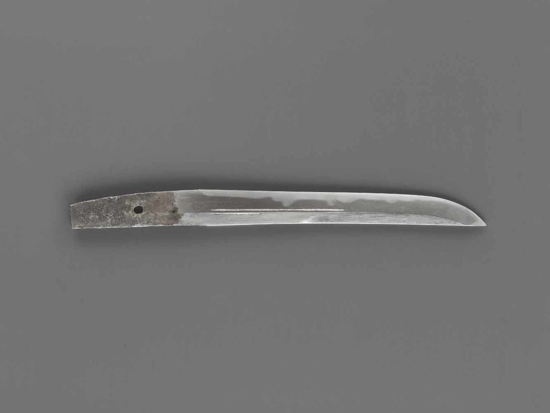 A TANTO IN KOSHIRAE Japan, Edo period (1615-1868)The blade:This dagger has iori mune and shinogi- - Image 2 of 7