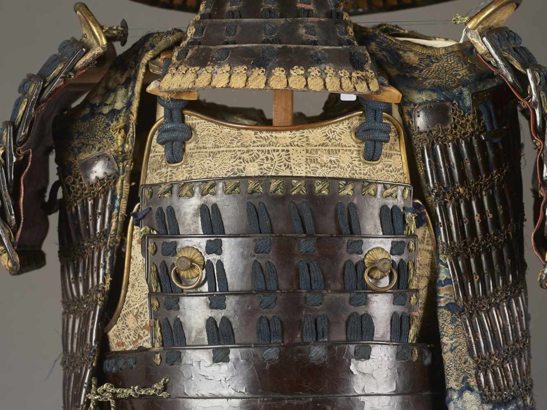 SAMURAI ARMOR WITH KABUTO, EDO Japan, Edo period (1615-1868). Iron, metals, leather, horn, - Image 5 of 12