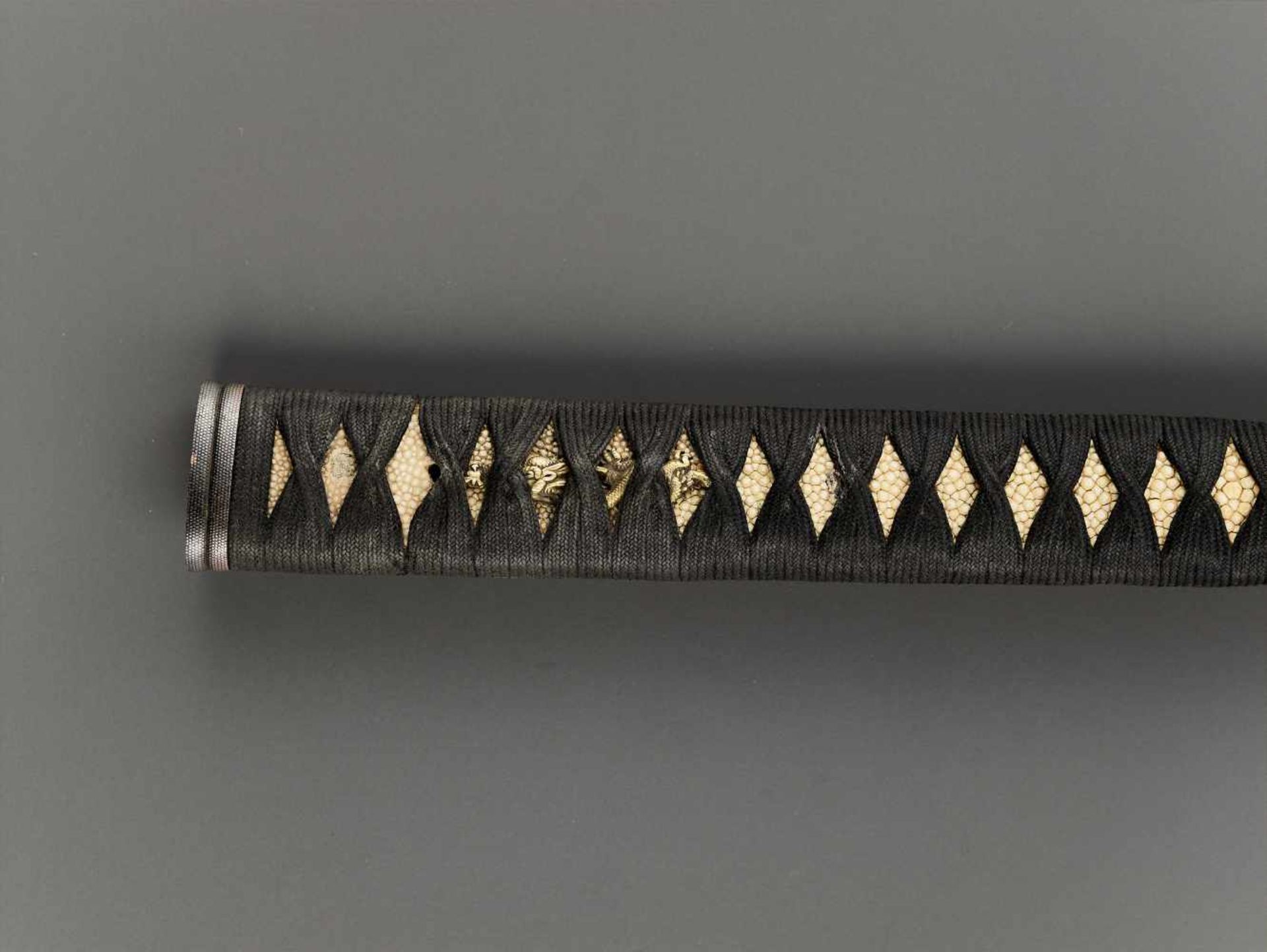 A KATANA IN KOSHIRAE Japan, c. 18th century, Edo period (1615-1868)The blade: A long katana, its - Image 7 of 10