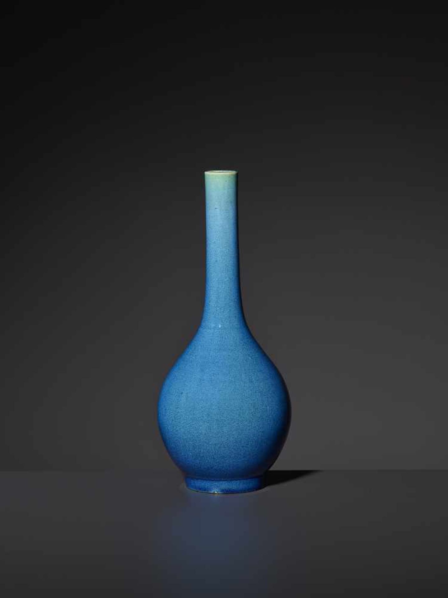 AN ELEGANT AWAJI BOTTLE VASE Japan, around 1880. A fine and typical example of the early Japanese - Image 2 of 6