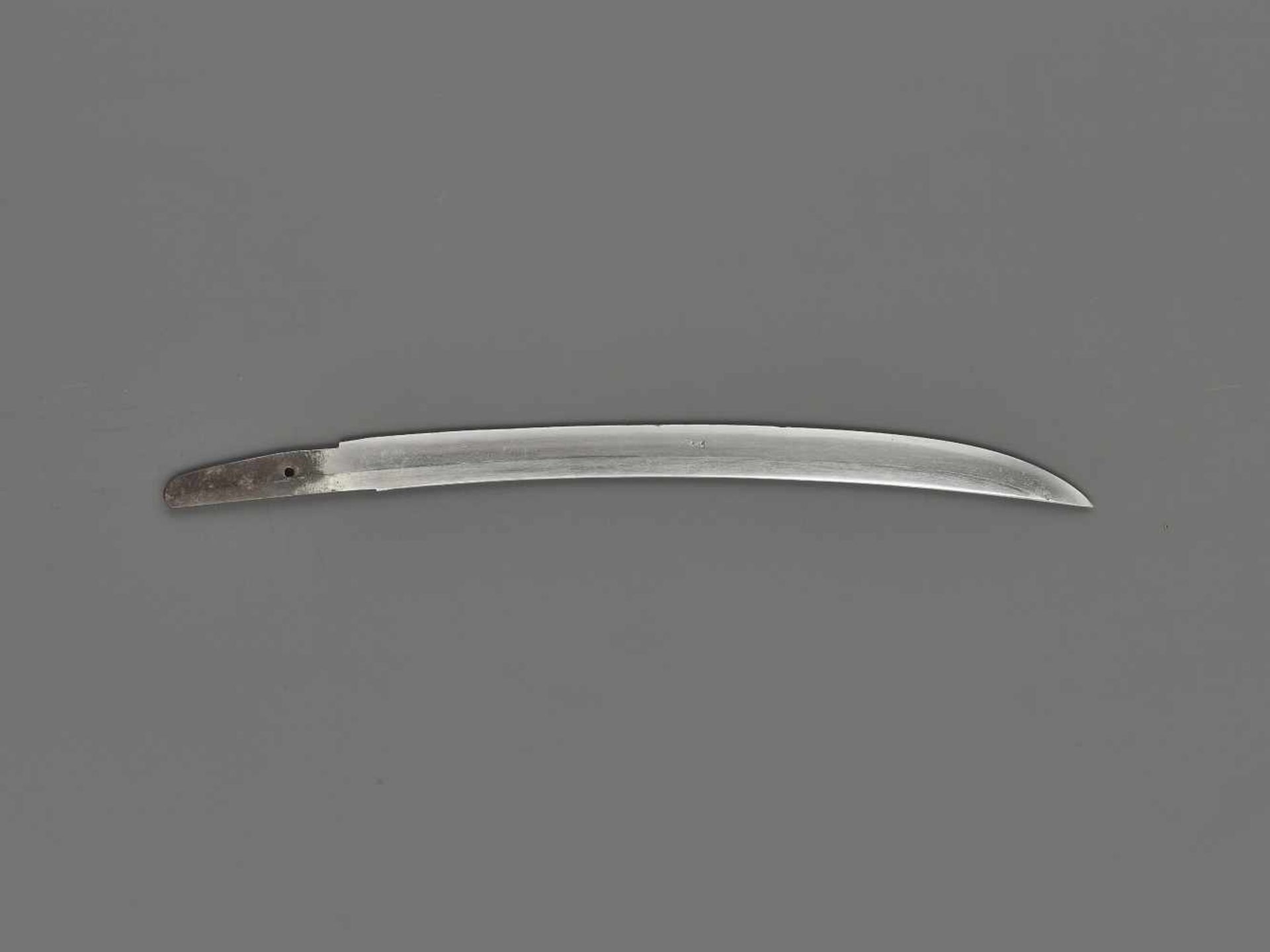 A WAKIZASHI IN KOSHIRAE Japan, c. 18th century, Edo period (1615-1868)The blade:The form which - Image 2 of 9