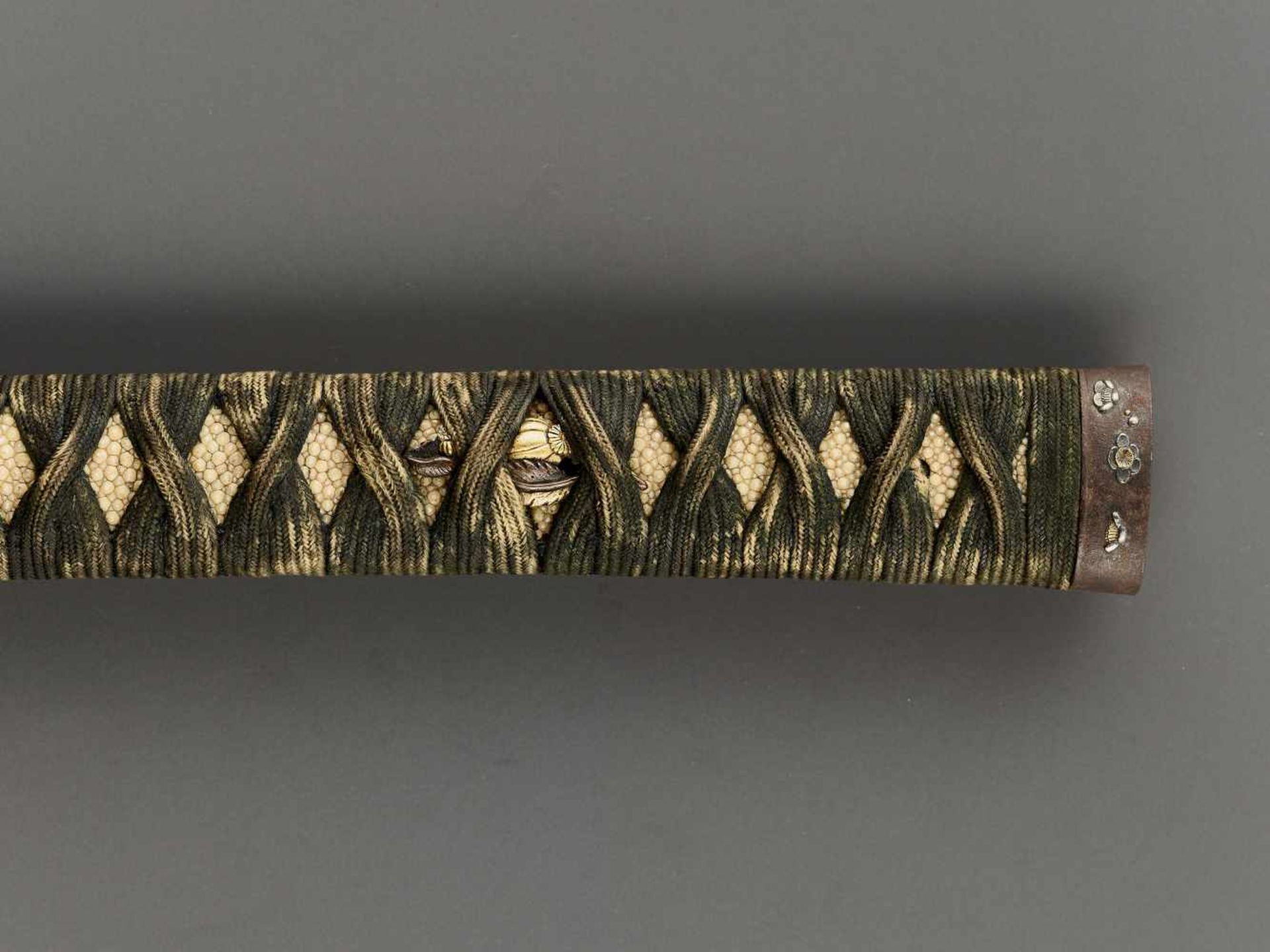 AN EXCELLENT KATANA IN KOSHIRAE Japan, c. 17th century, mid-Edo period (1615-1868)The blade:A - Image 6 of 9