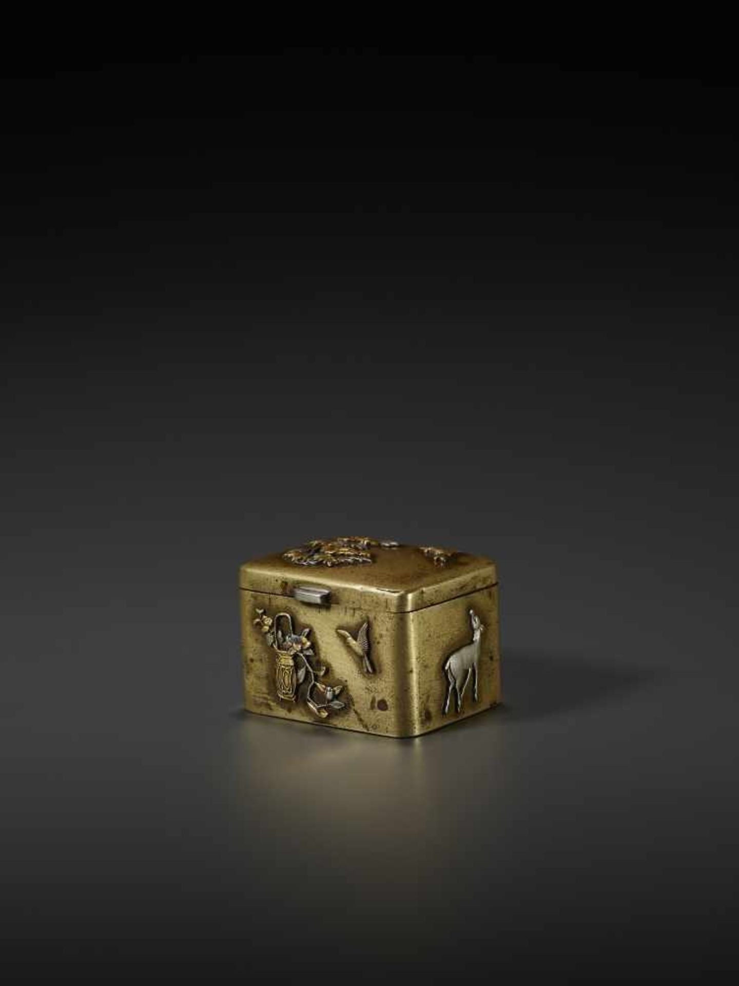 A GOLD AND SILVER INLAID SENTOKU BOX Japan, Meiji period (1868-1912). Miniature mixed metal pill box