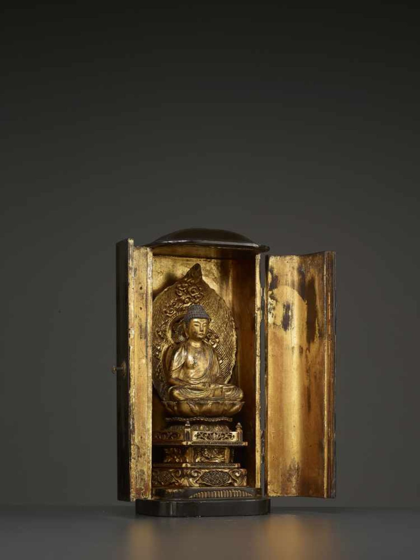 A LARGE ZUSHI SHRINE, EDO PERIOD Japan, 1750-1850. The lacquered portable Zushi containing a - Image 4 of 8