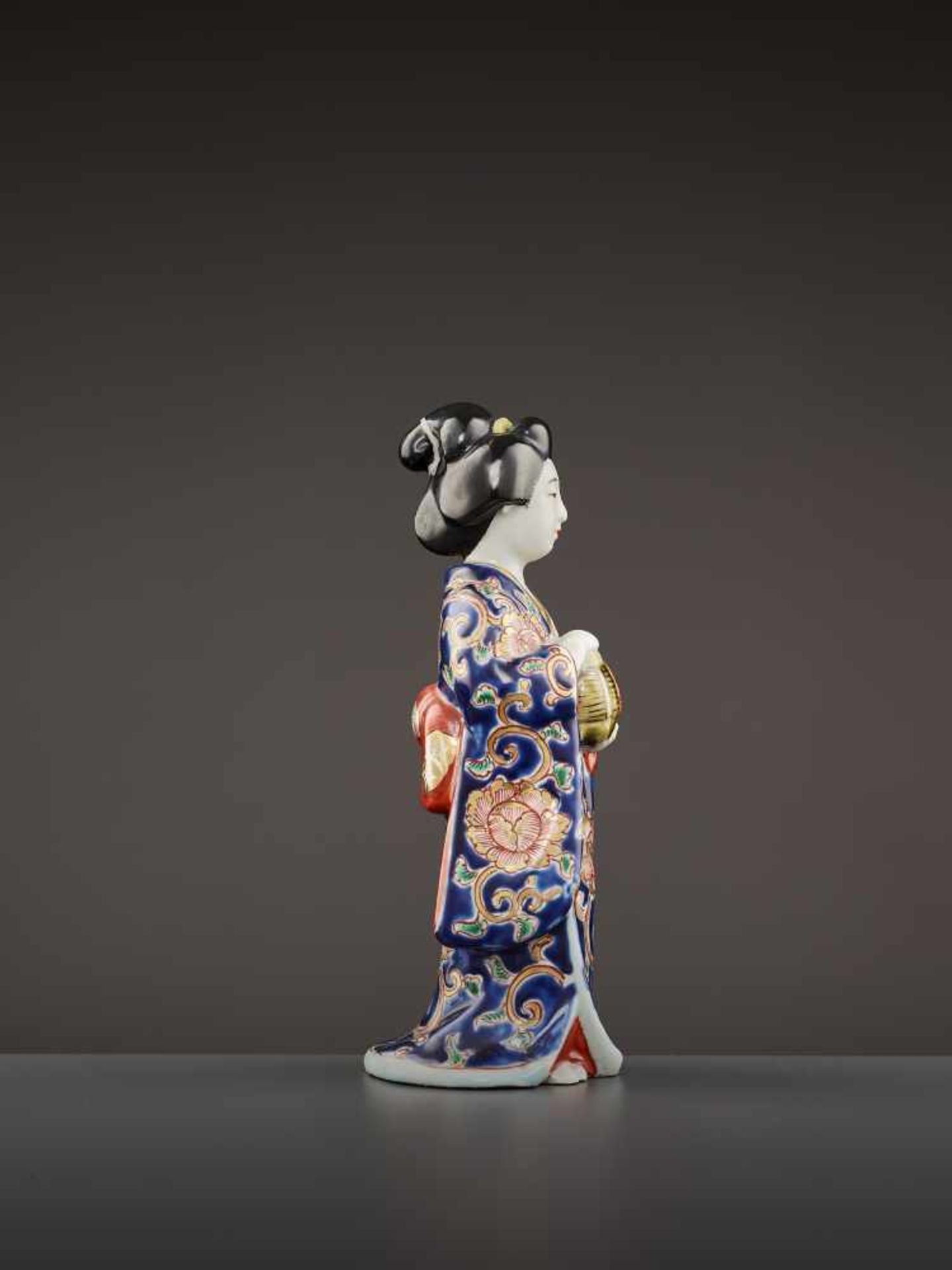 A PORCELAIN OKIMONO OF A BIJIN   Japan, Meiji period (1868-1912). Finely modeled statue with - Image 6 of 8