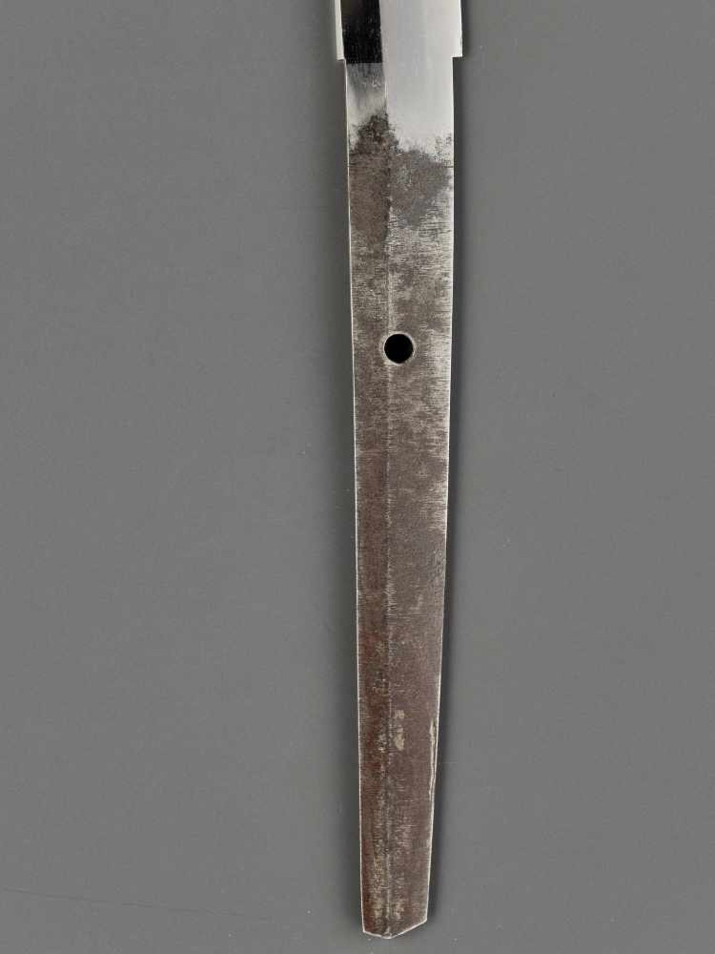 A WAKIZASHI IN KOSHIRAE Japan, c. 18th century, Edo period (1615-1868)The blade:The blade’s shape is - Image 4 of 9