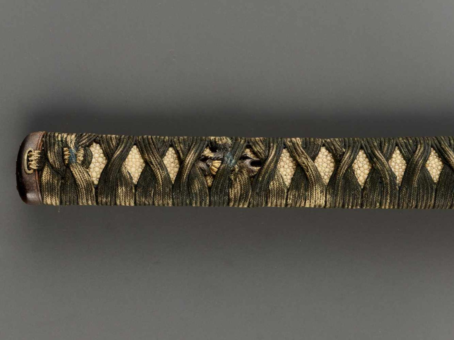 AN EXCELLENT KATANA IN KOSHIRAE Japan, c. 17th century, mid-Edo period (1615-1868)The blade:A - Image 7 of 9