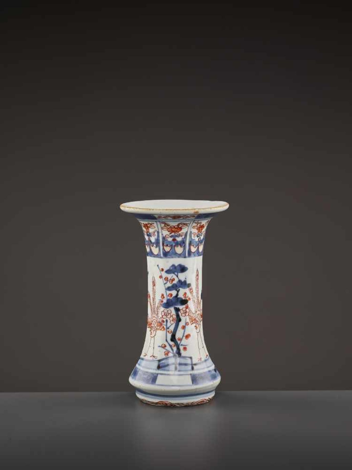 AN EARLY IMARI TRUMPET VASE Japan, 17th – earlier 18th century. This elegant yet sturdily potted - Image 4 of 8