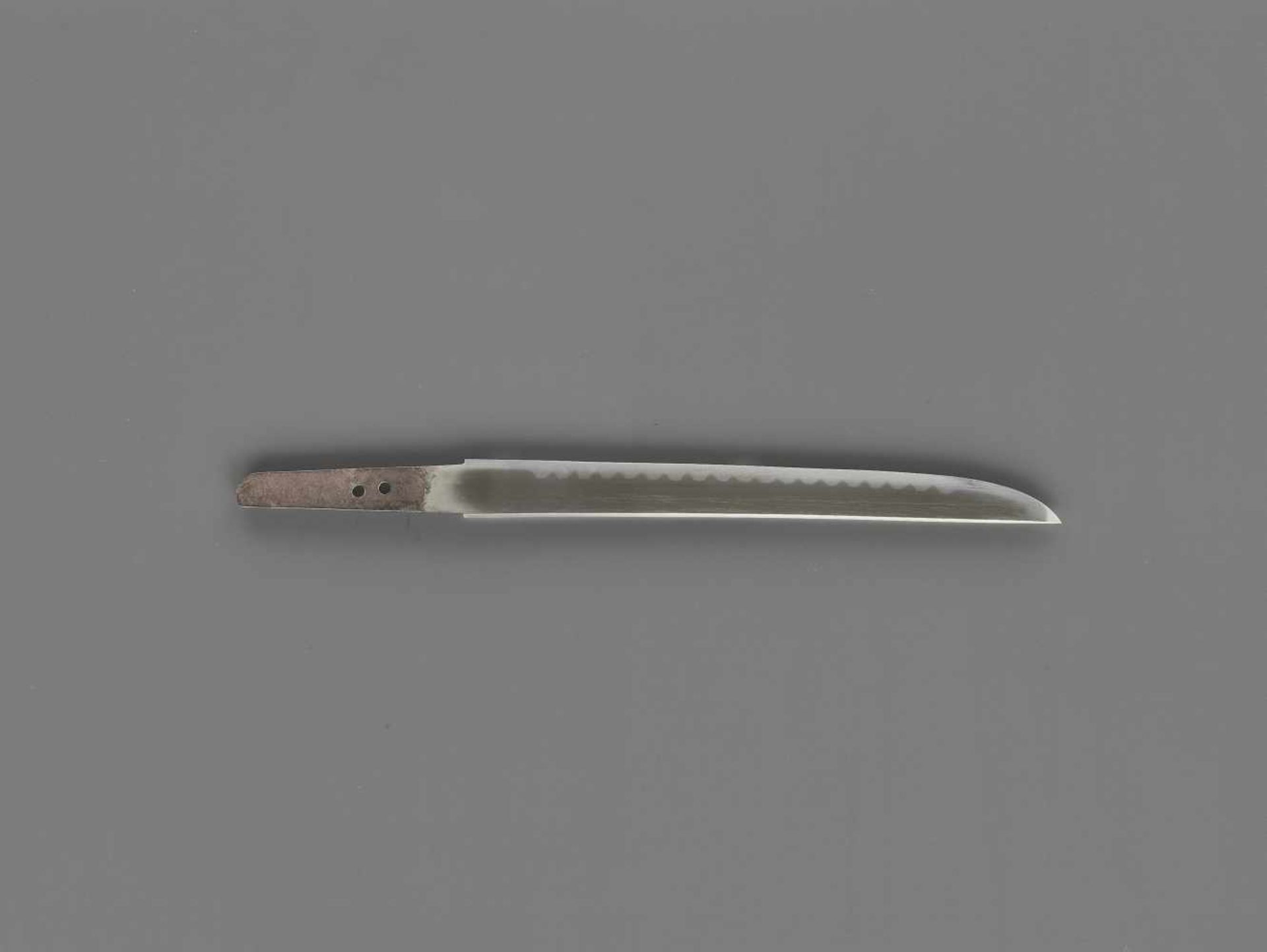 A TANTO IN KOSHIRAE Japan, c. mid-Edo period (1615-1868)The blade:Hirazukuri with iori mune, the - Image 2 of 10