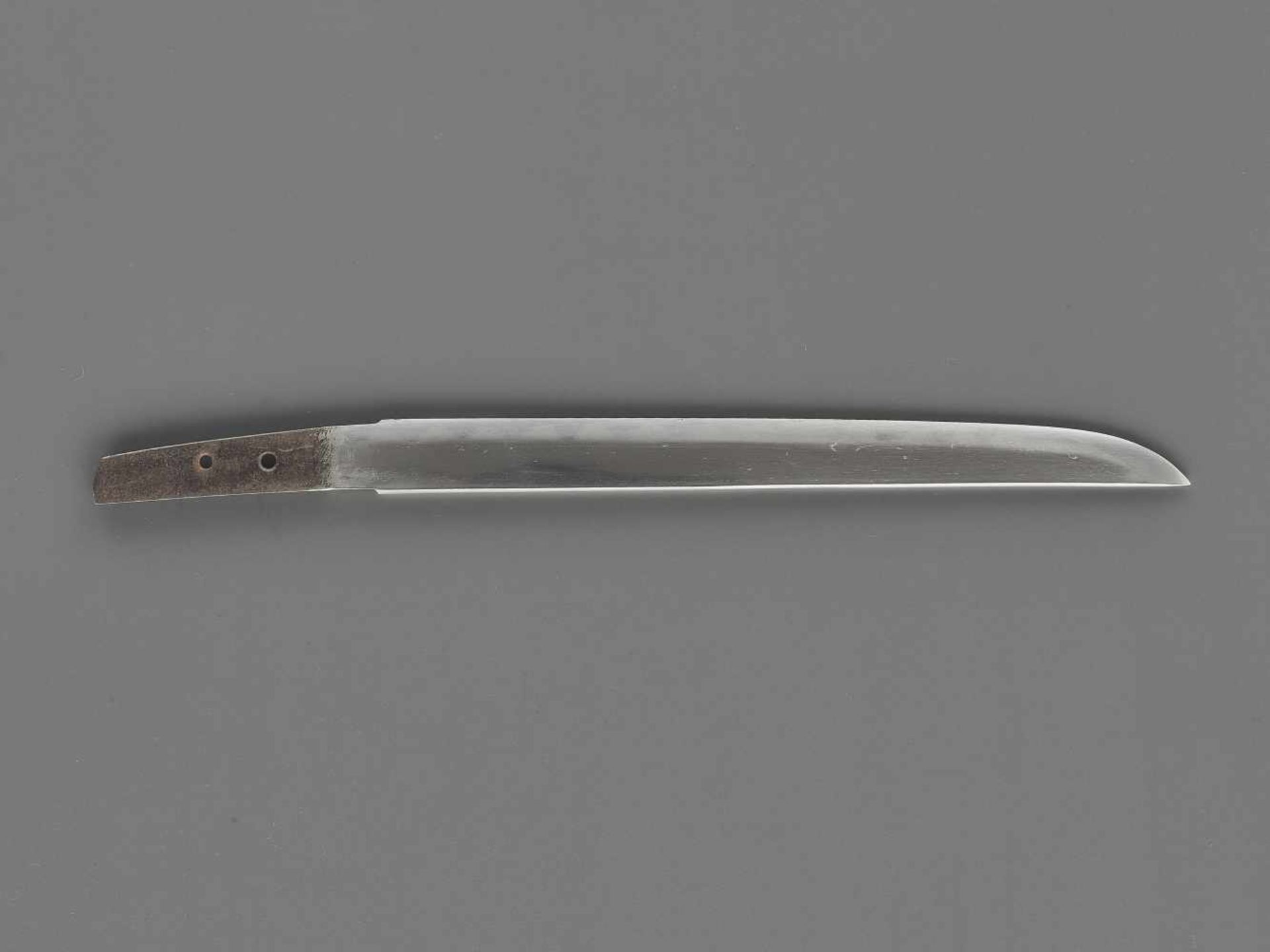 A TANTO IN KOSHIRAE Japan, c. mid-Edo period (1615-1868)The blade:Hirazukuri with iori mune, the - Image 2 of 9