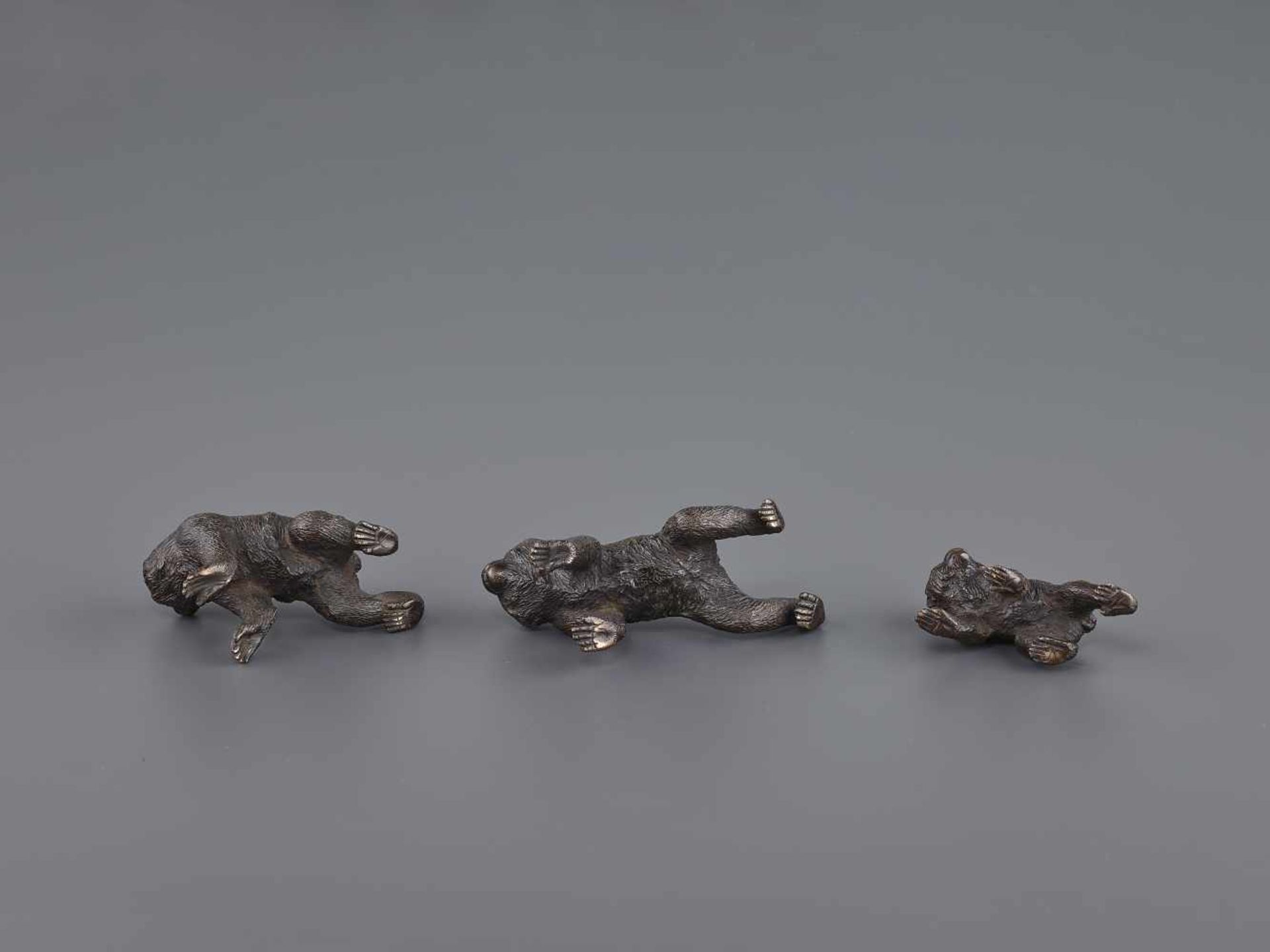 A SEIYA BRONZE GROUP OF MACAQUES Japan, Meiji period (1868-1912). All three monkeys bearing the - Image 8 of 10