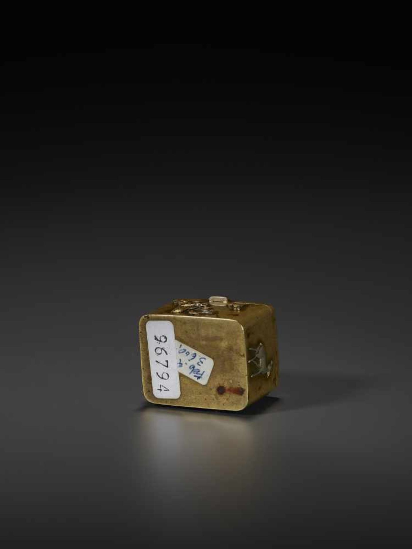 A GOLD AND SILVER INLAID SENTOKU BOX Japan, Meiji period (1868-1912). Miniature mixed metal pill box - Image 8 of 8